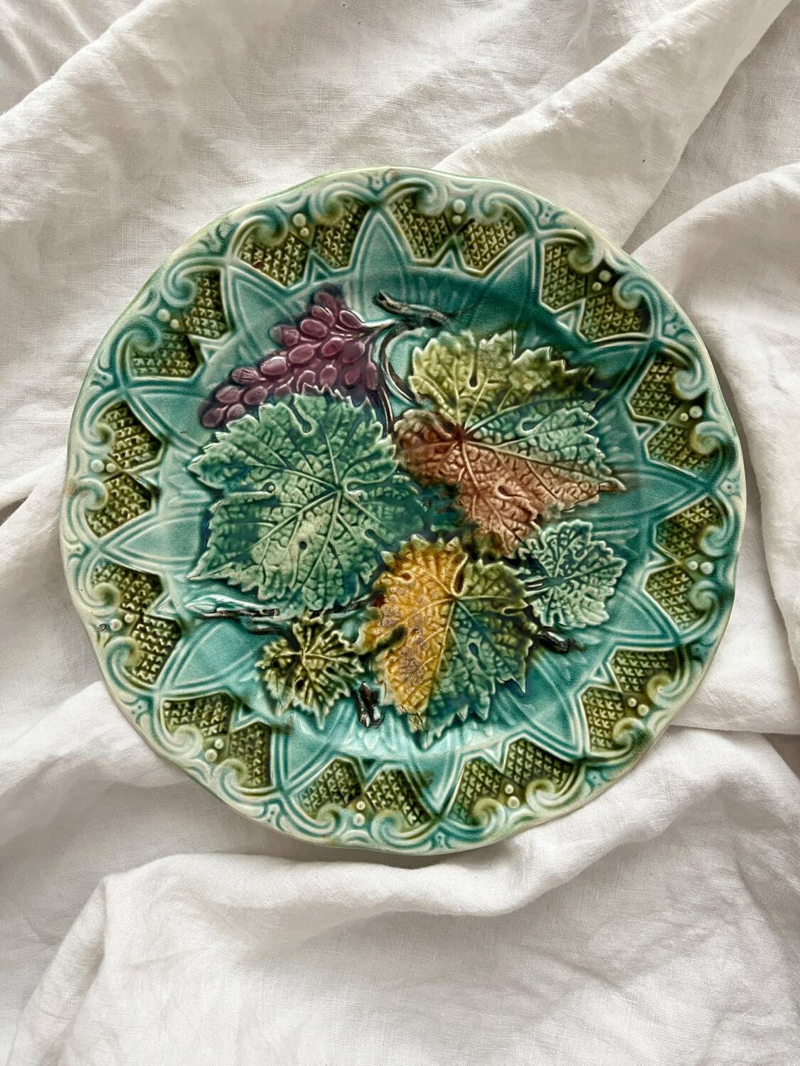 Old slip plate vine leaves grapes Onnaing