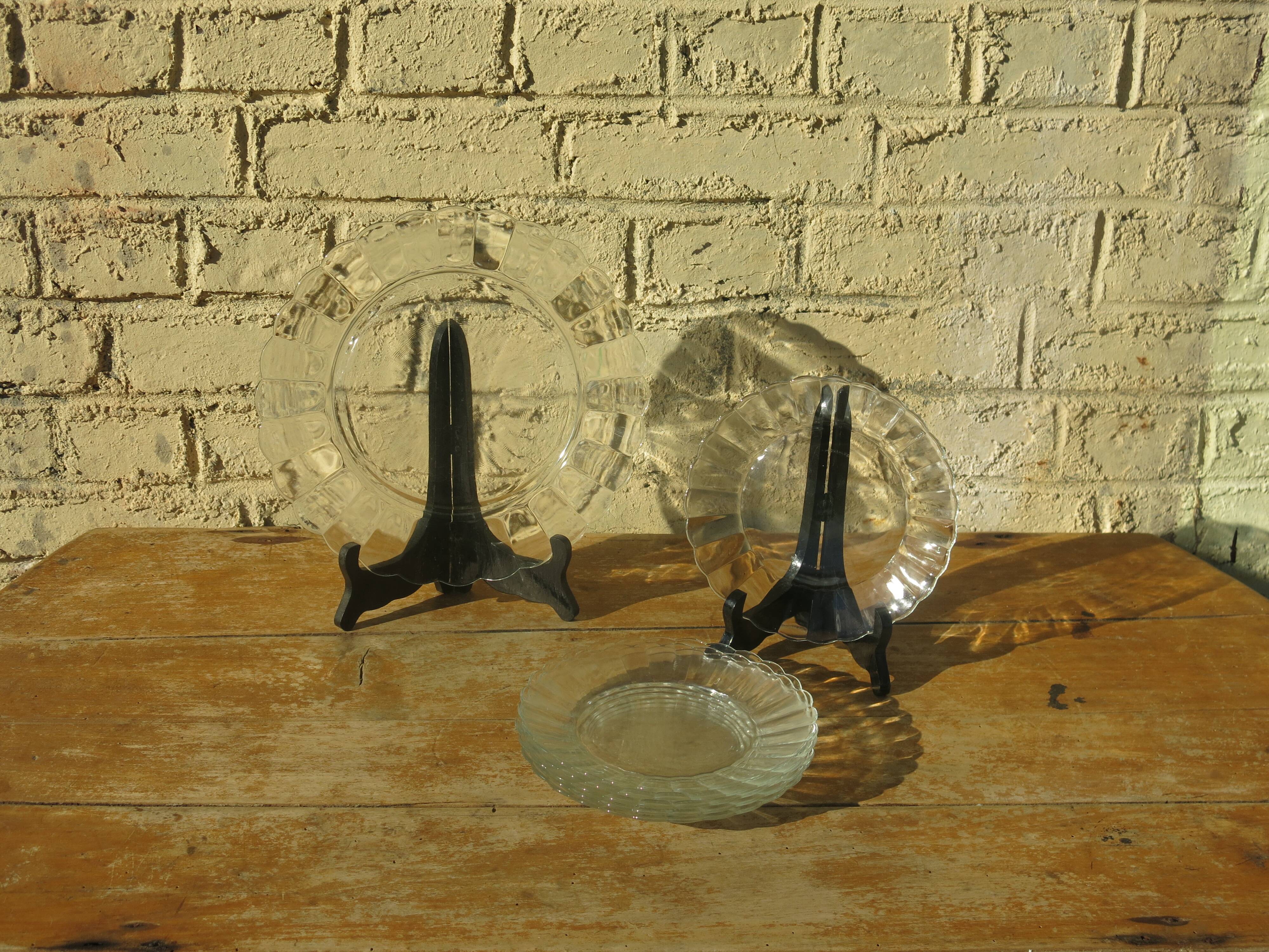 1 pie dish and 6 Duralex plates in transparent glass