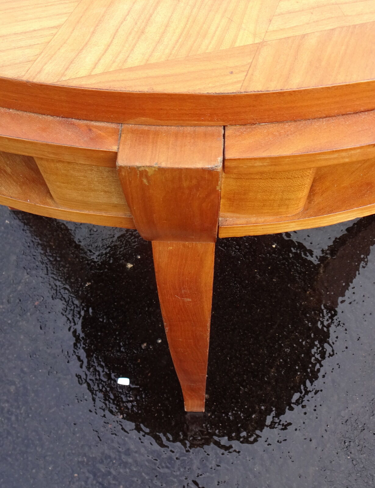 Round table of Jules Leleu