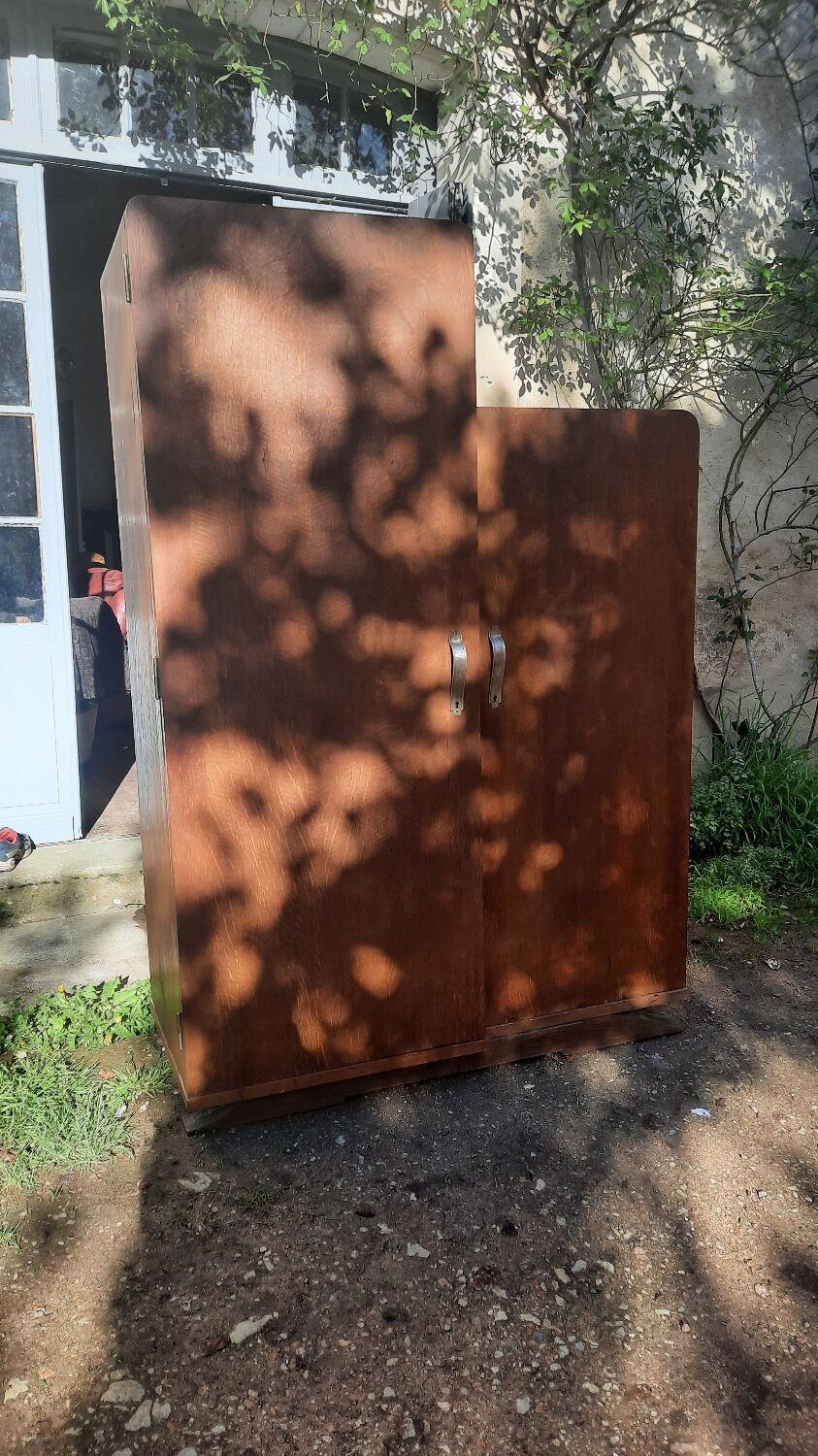 Asymmetrical cabinet