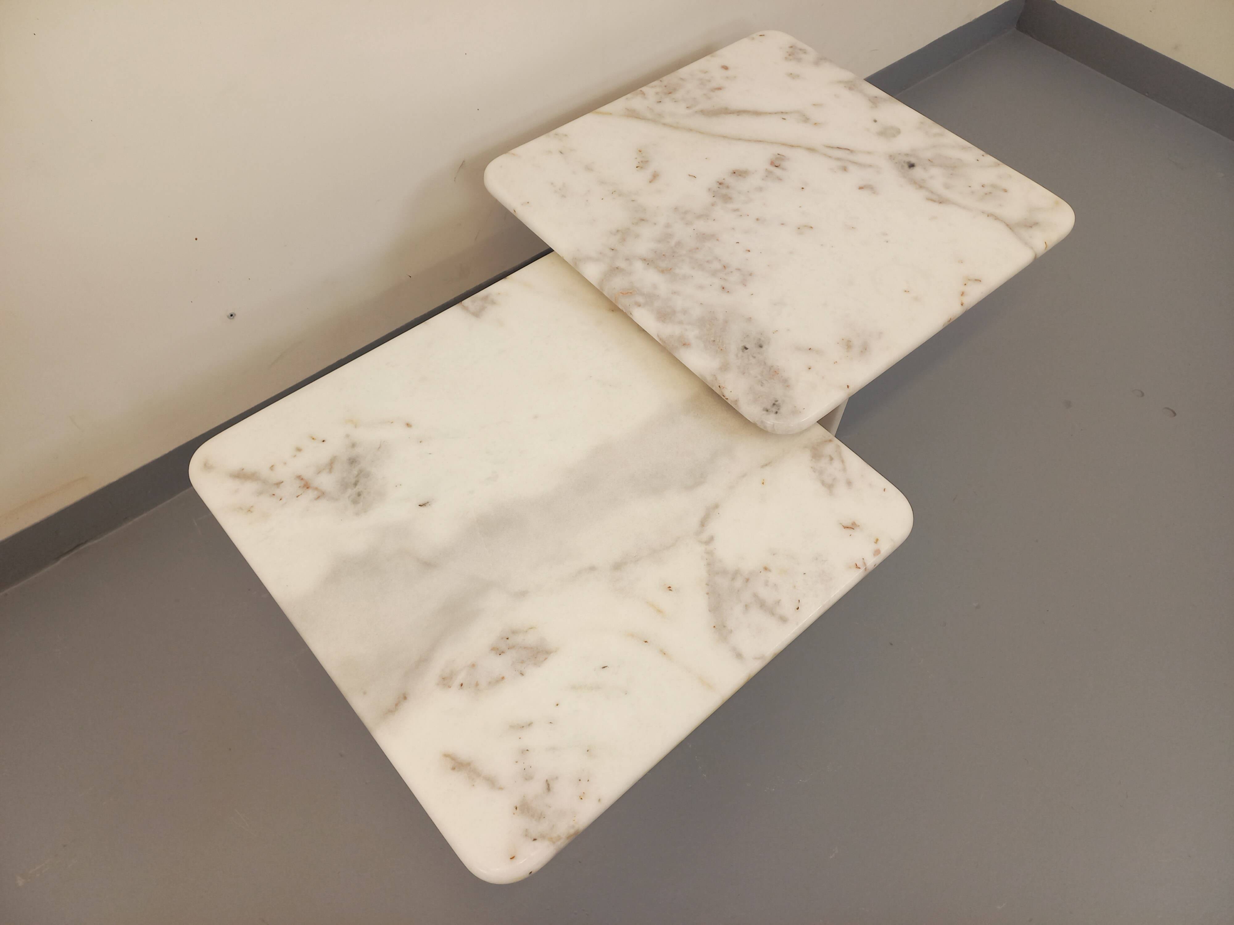 Pair of vintage nesting coffee tables in white marble from the 1970s.