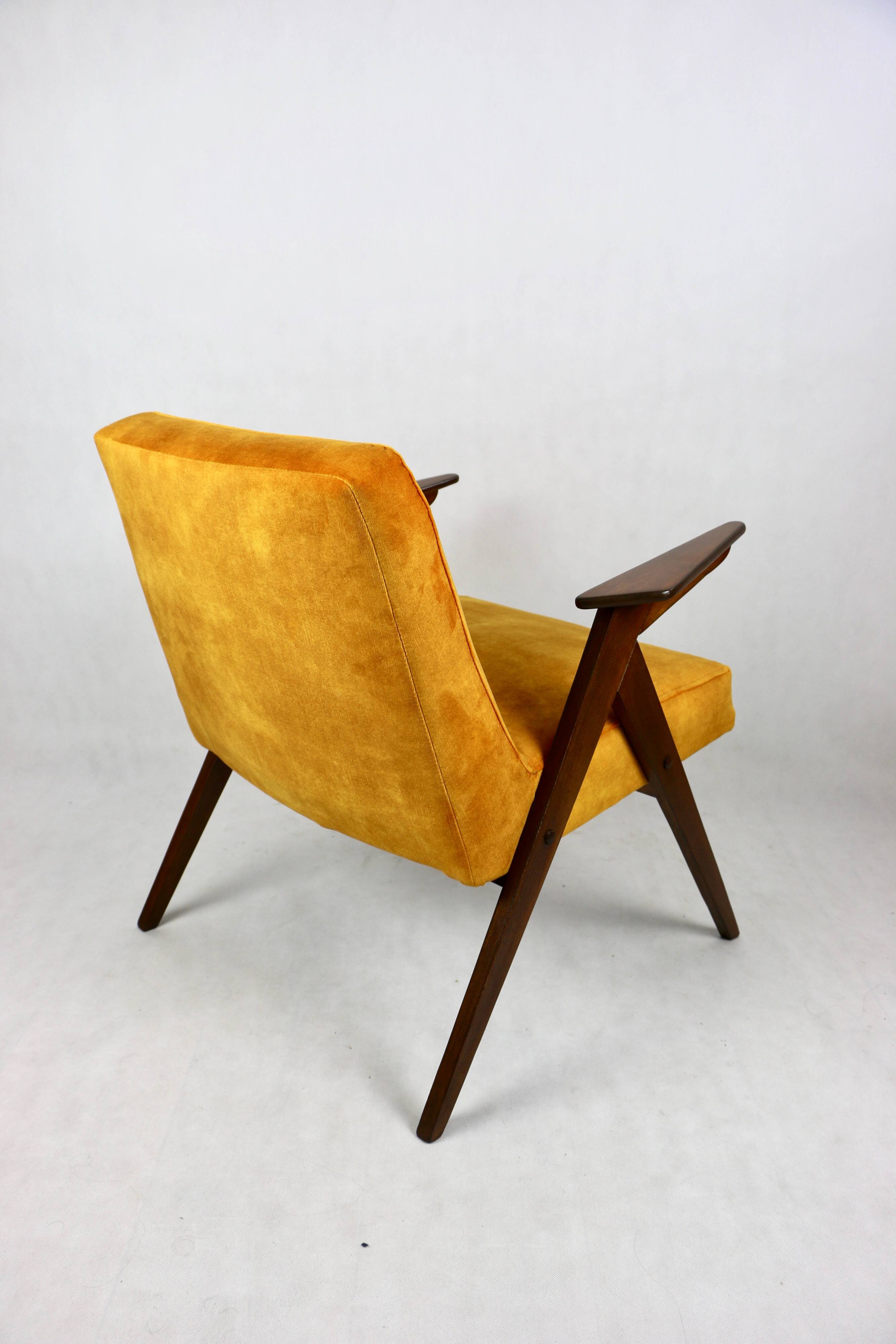 Fauteuil caméléon en or jaune attribué à jozef chierowski, 1970