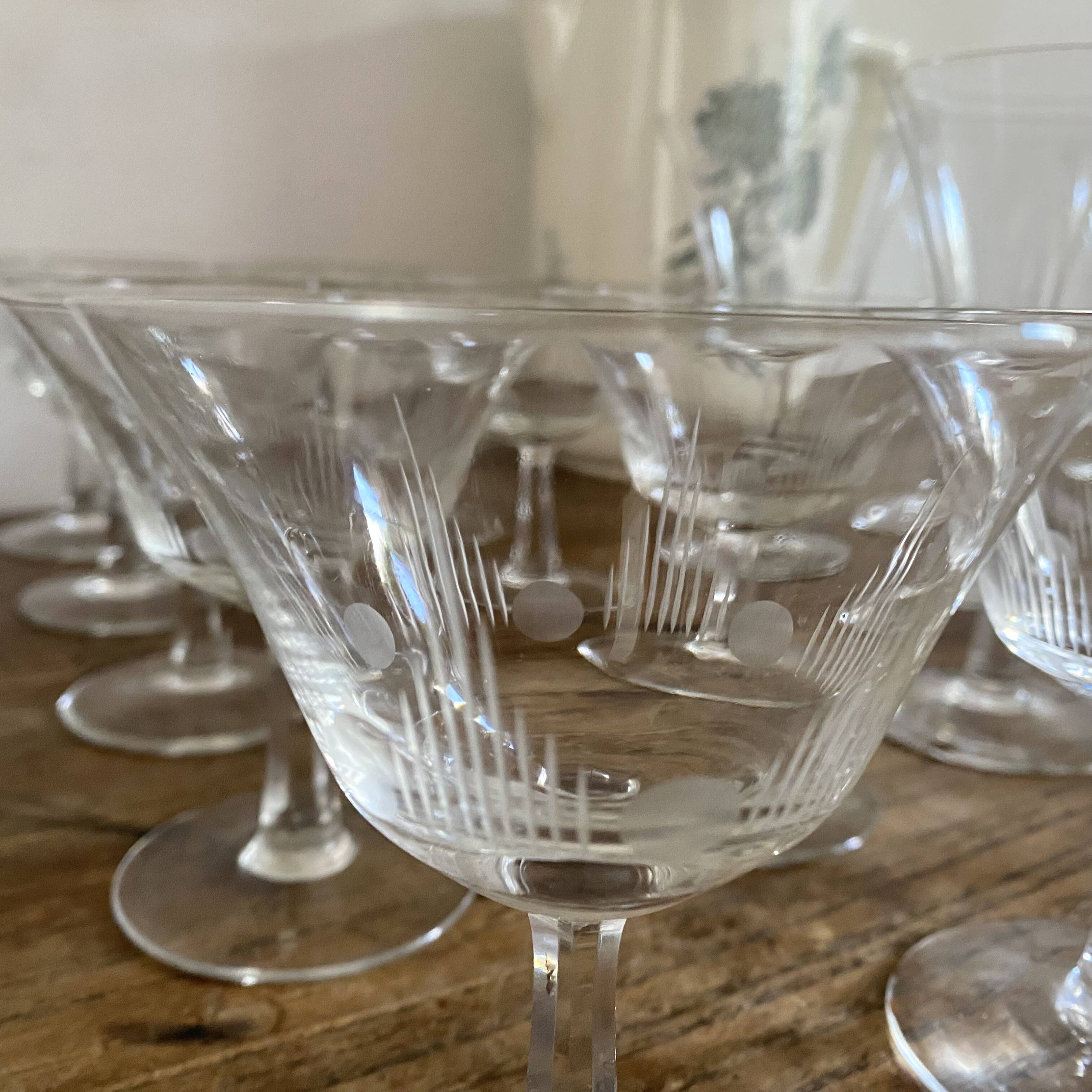 Coupes à champagne anciennes en verre gravé