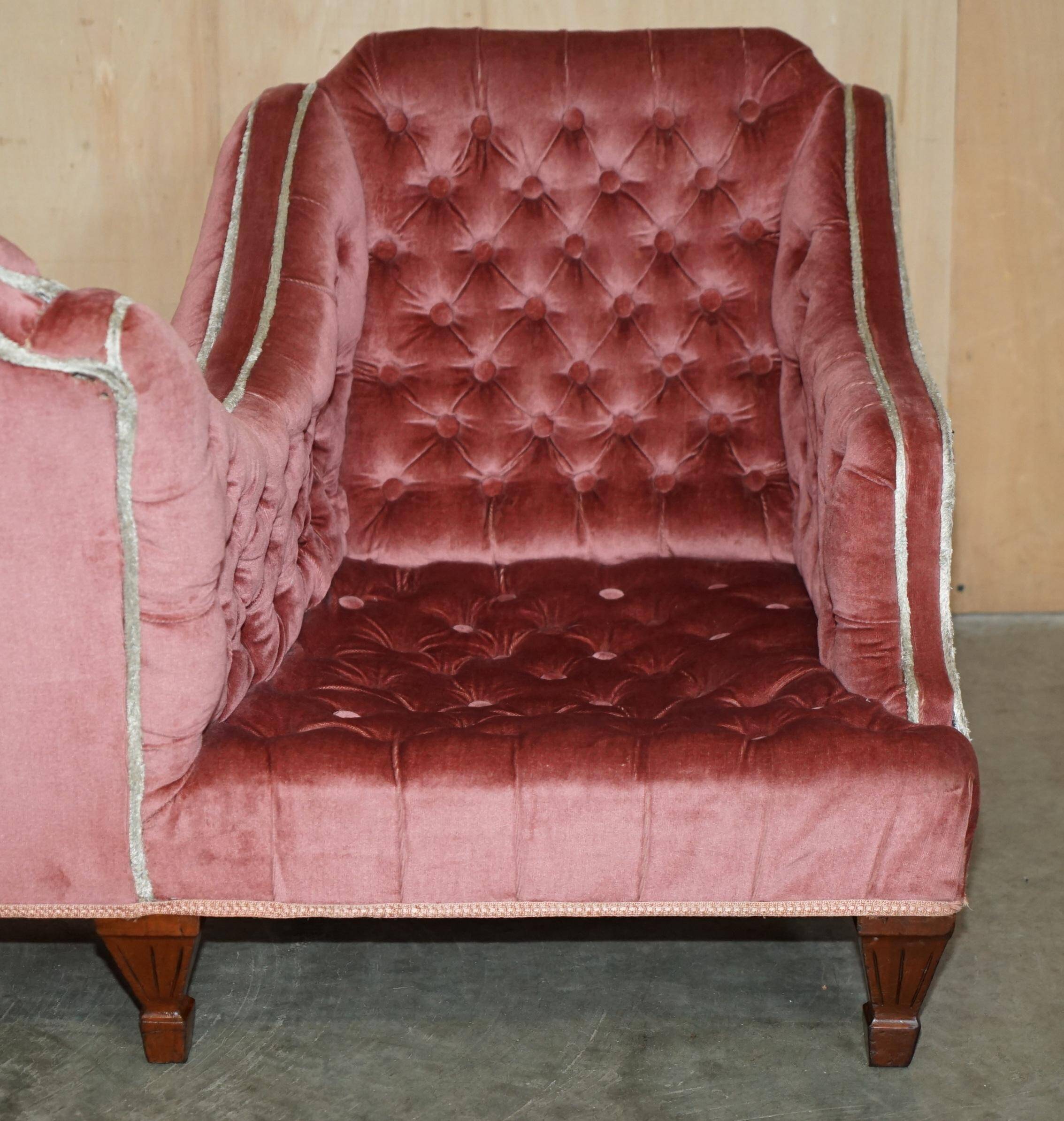 Chesterfield buttoned conversation sofa Regency