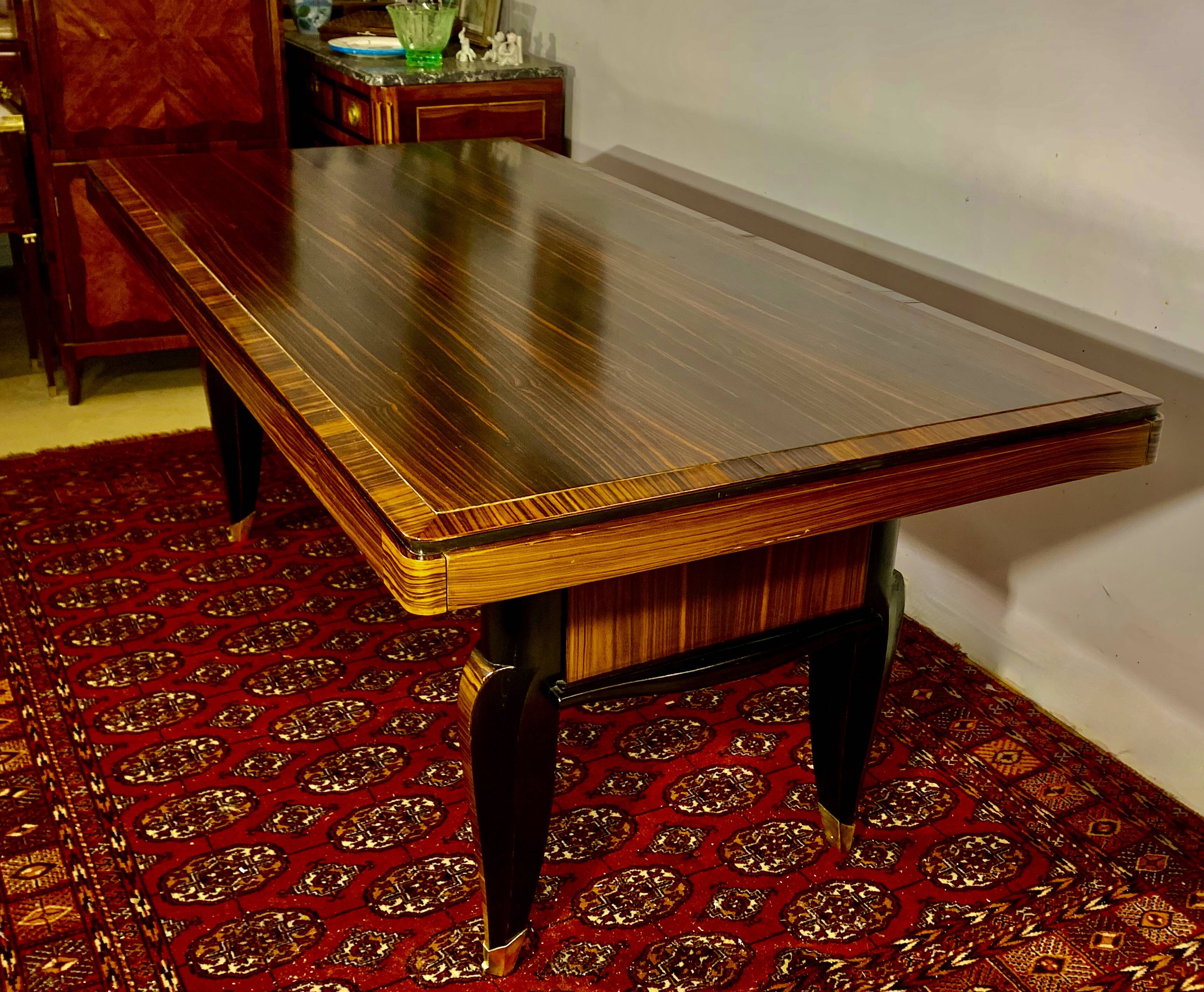 1930 Art Deco dining table in Macassar Ebony and RIO Rosewood, with extensions,