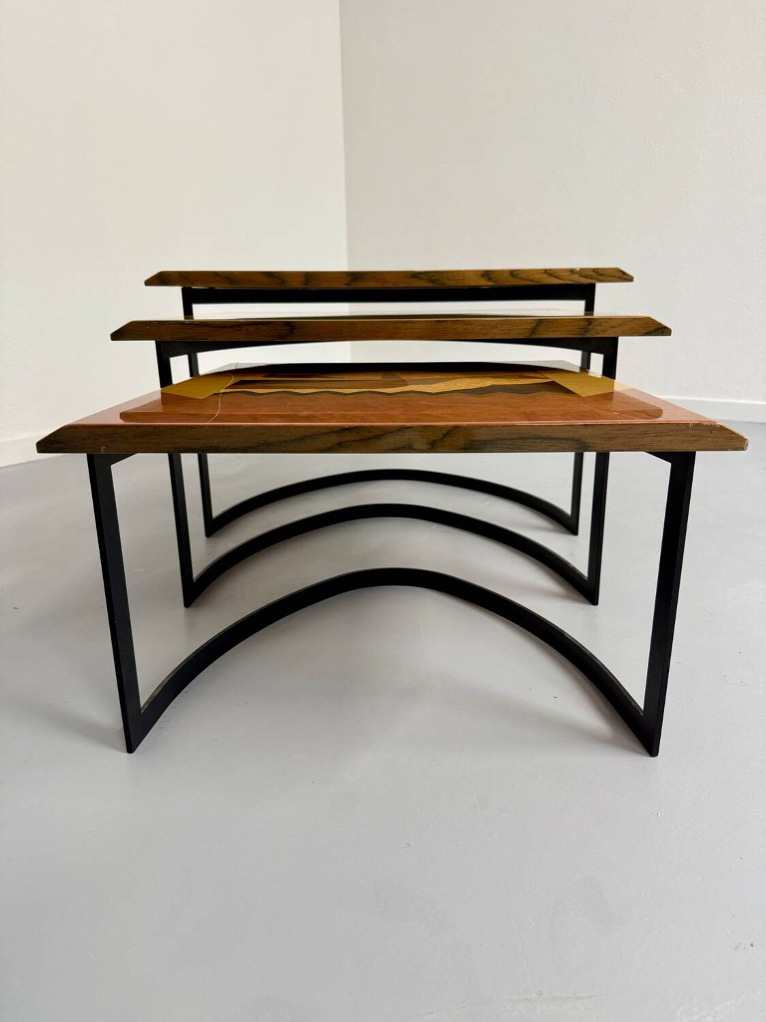 Table basse gigogne marqueterie géométrique design italien vintage