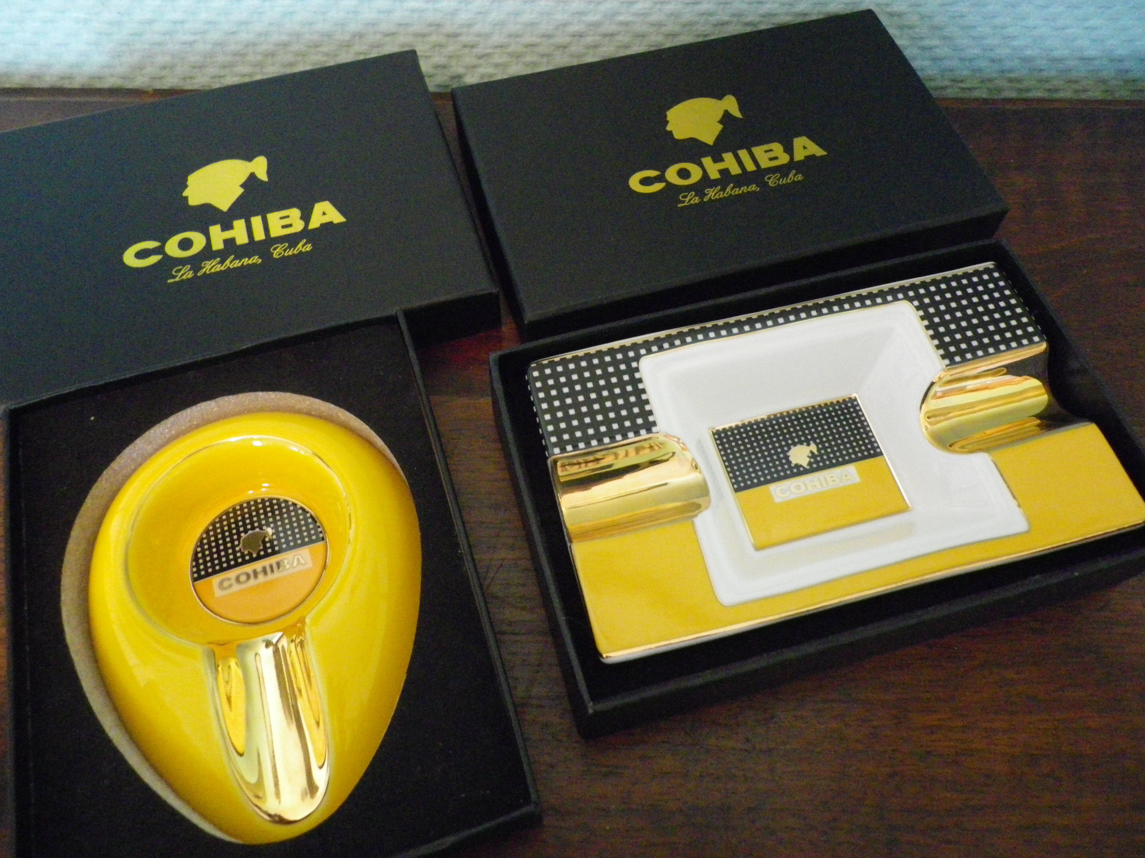 Ashtray COHIBA design, glazed porcelain, Cuba