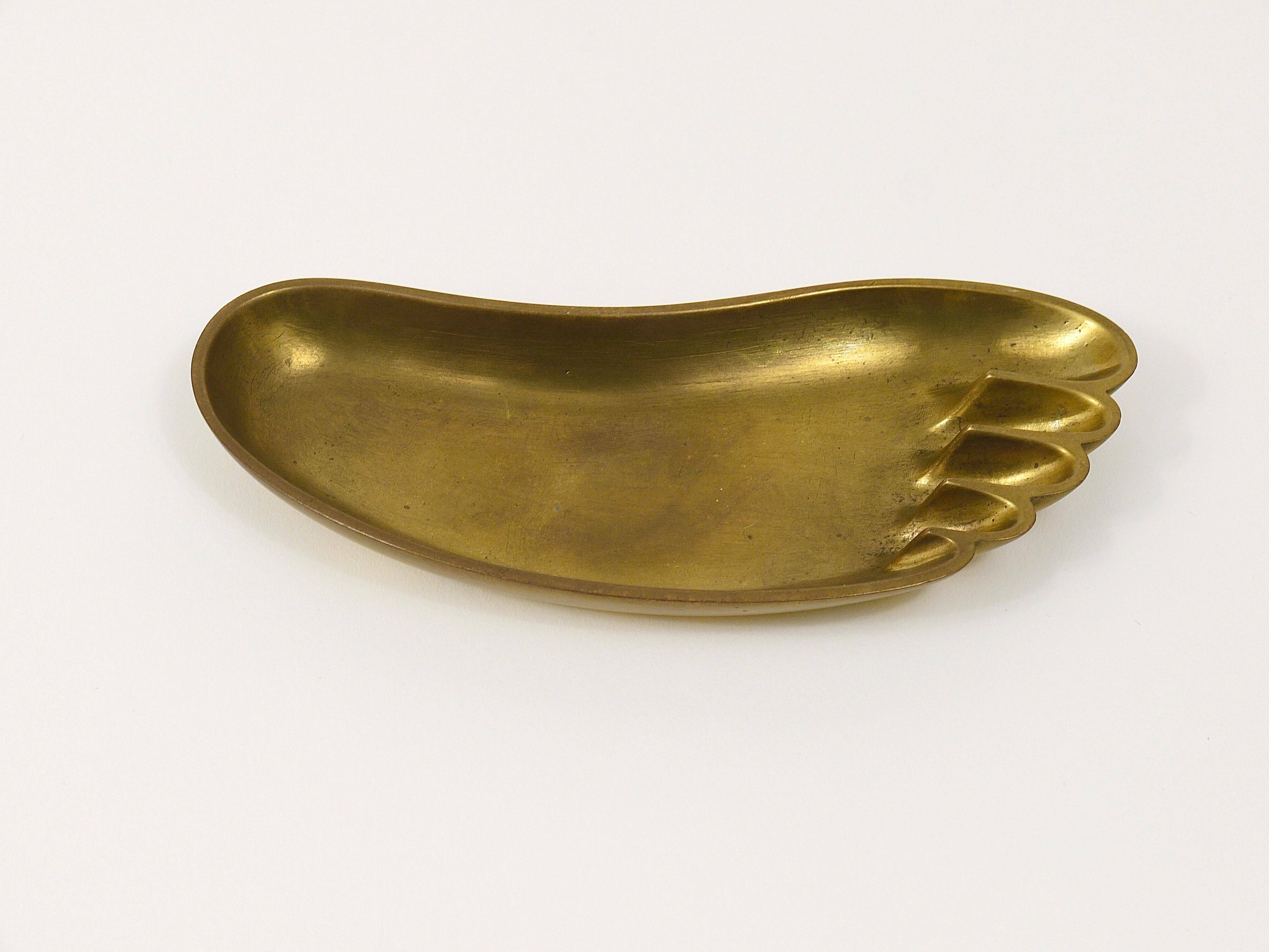 Bowl or sculptural plate in the shape of a foot by Werkstätte Hagenauer, mid-century, brass, Austria.