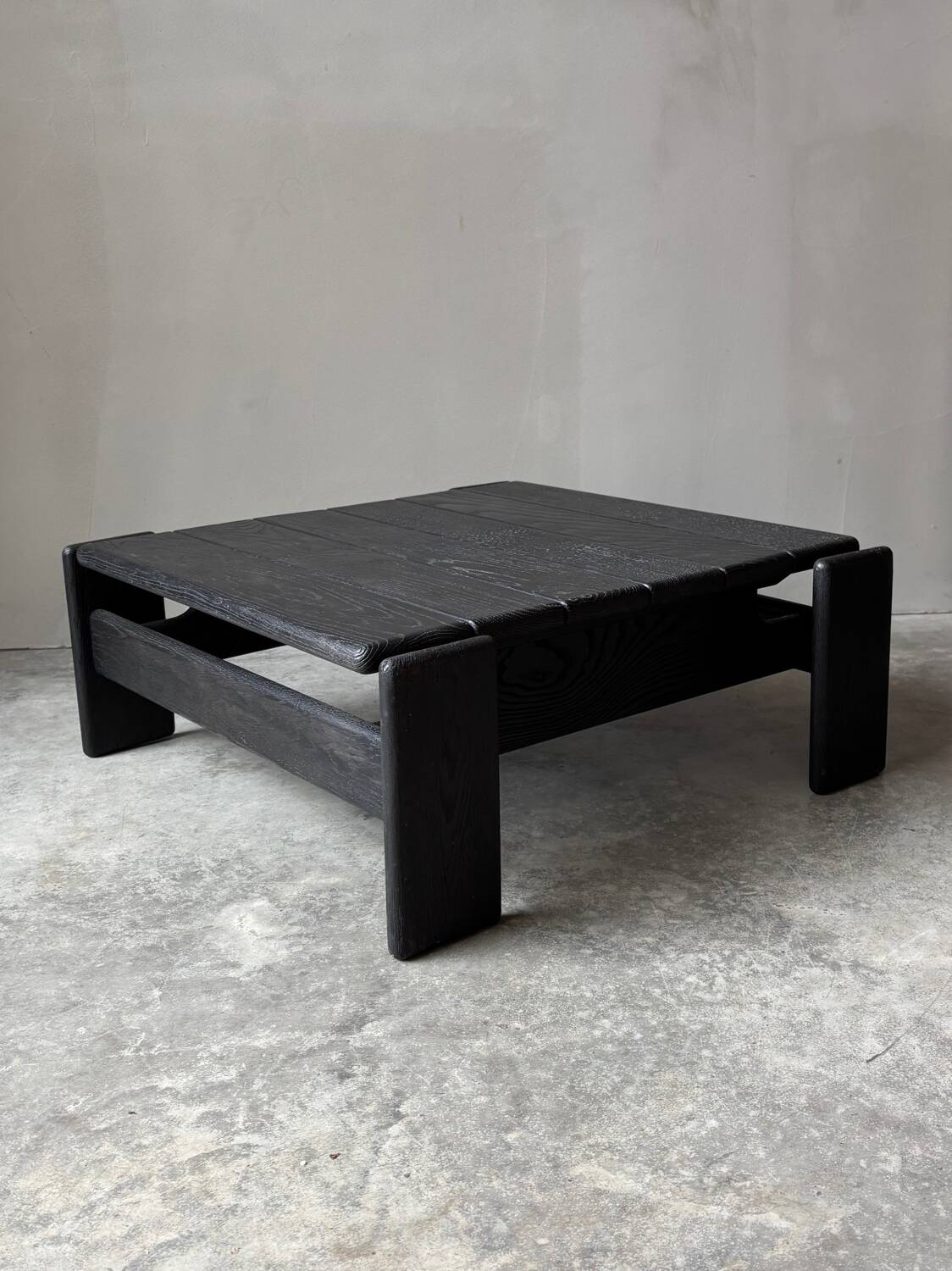Table basse en bois noir