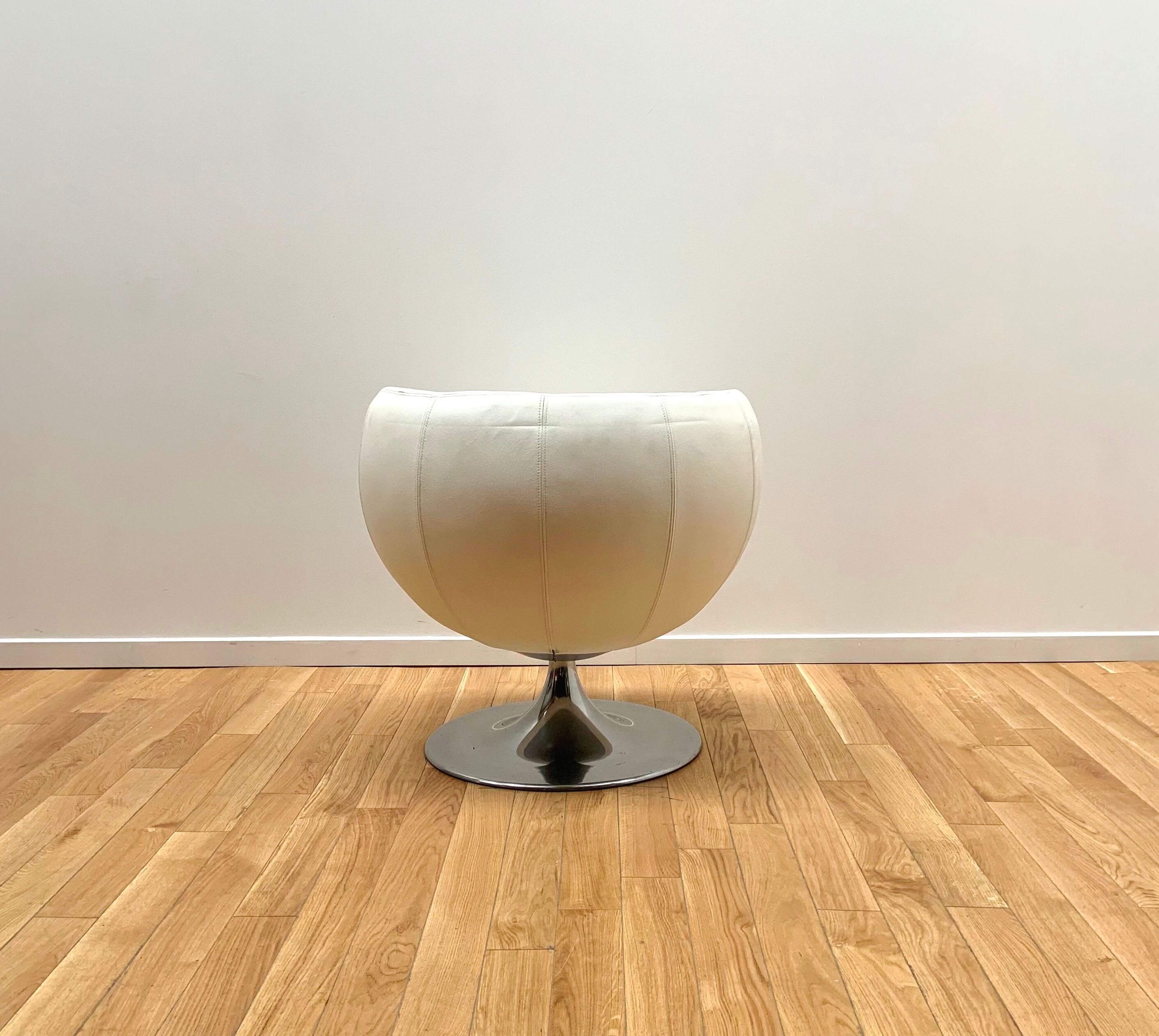 Ball armchair, Via Della Spiga