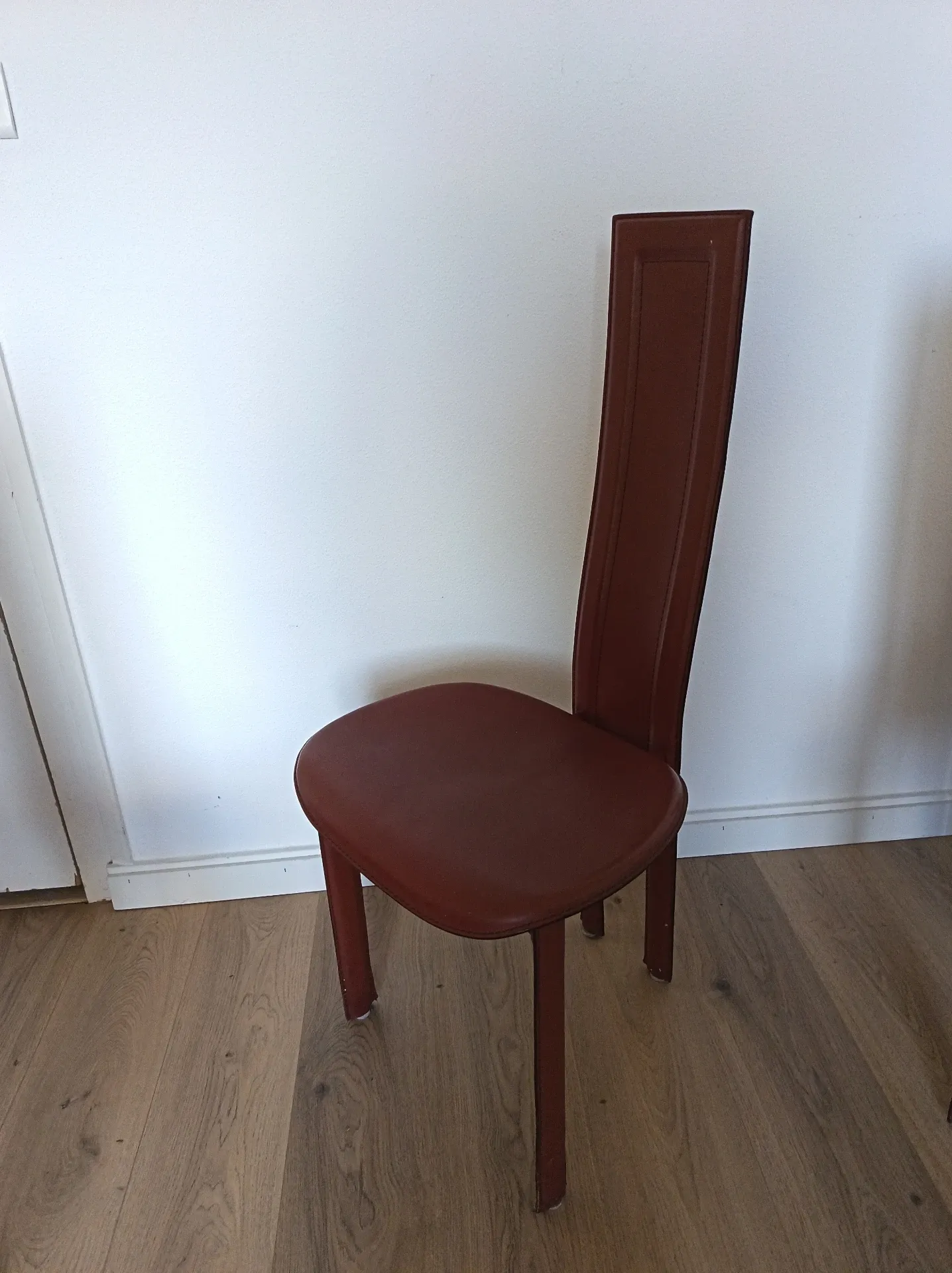 4 chaises  modèle 1Alice par Giorgio Cattlelan