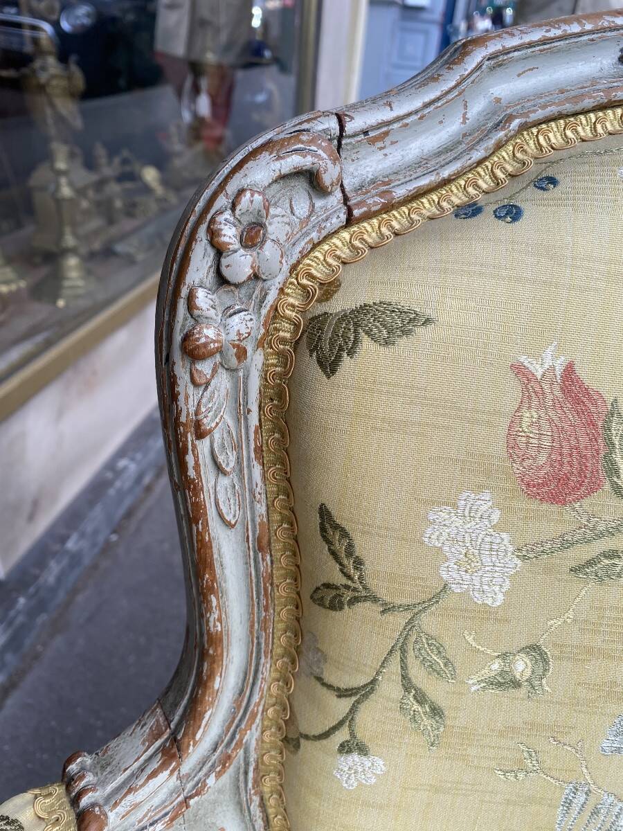 Paire de fauteuils en bois laqué de style Louis XV