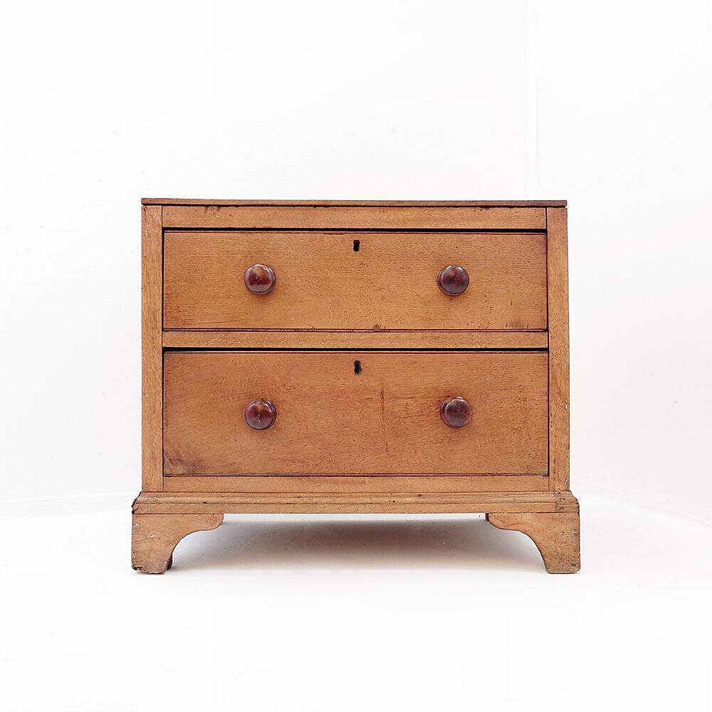 Commode rustique avec deux tiroirs et pieds sculptés - 1930