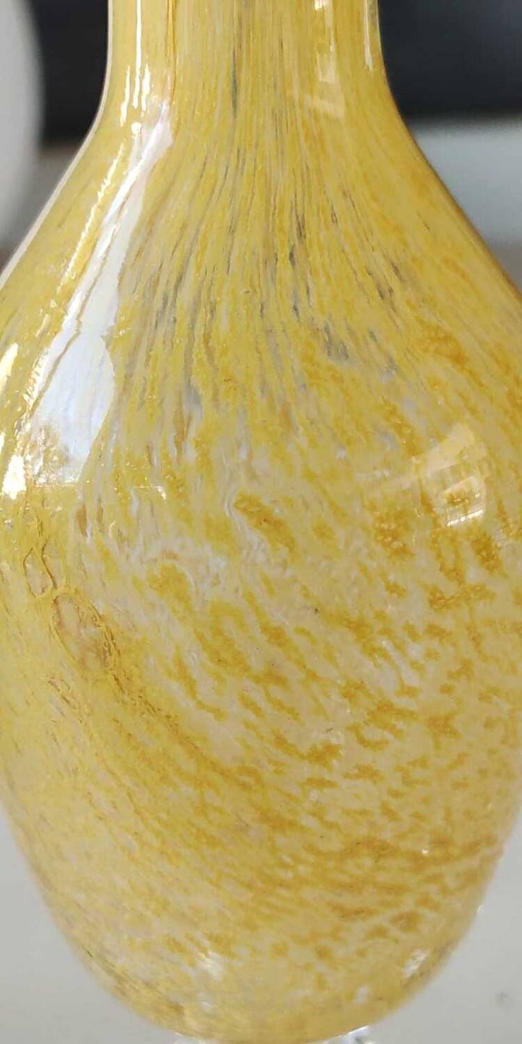 Murano-style single-flower vase. Speckled in yellow tones. Height 28 cm