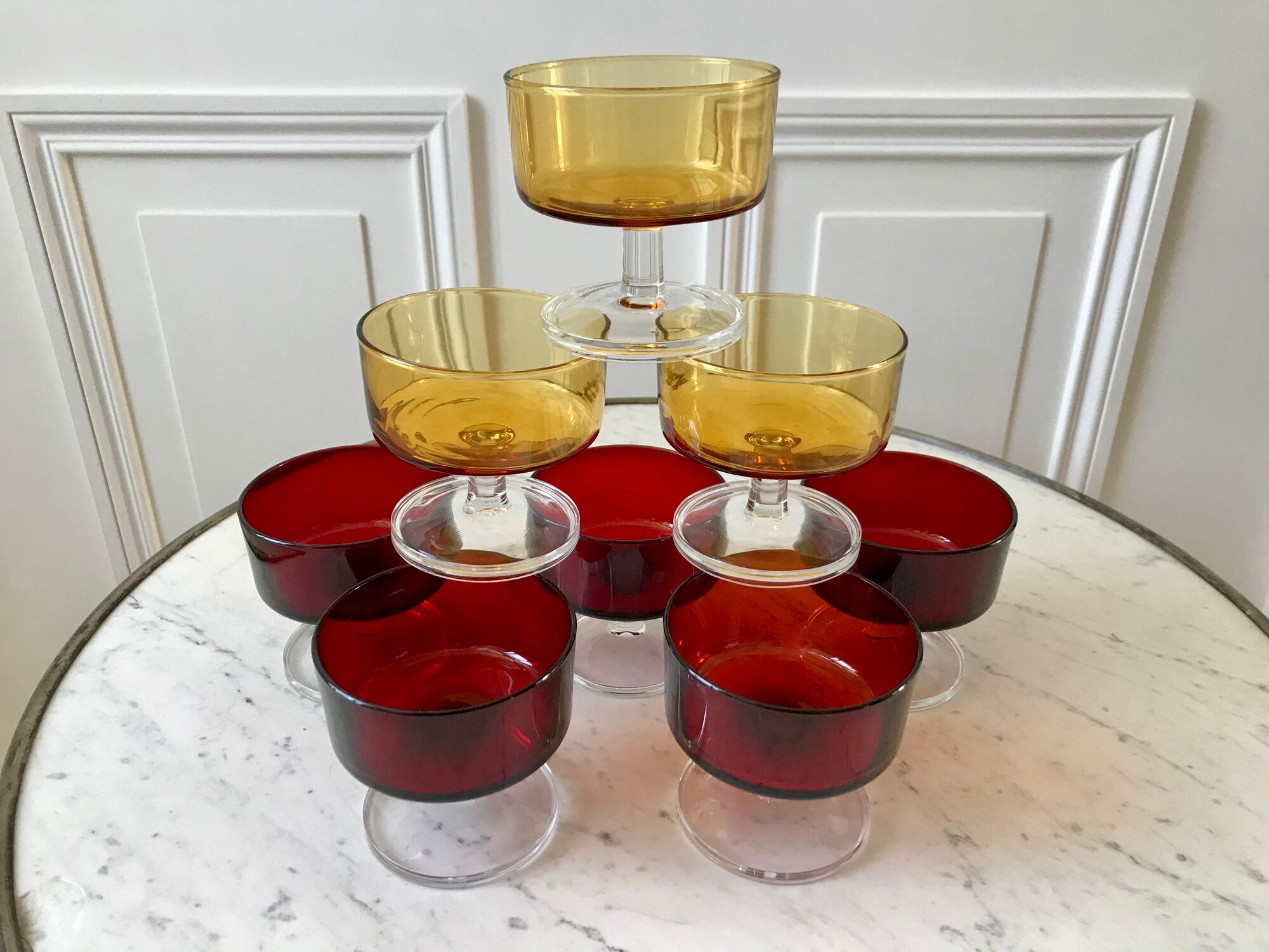 Set of 8 champagne glasses in amber colored glass and garnet 70s