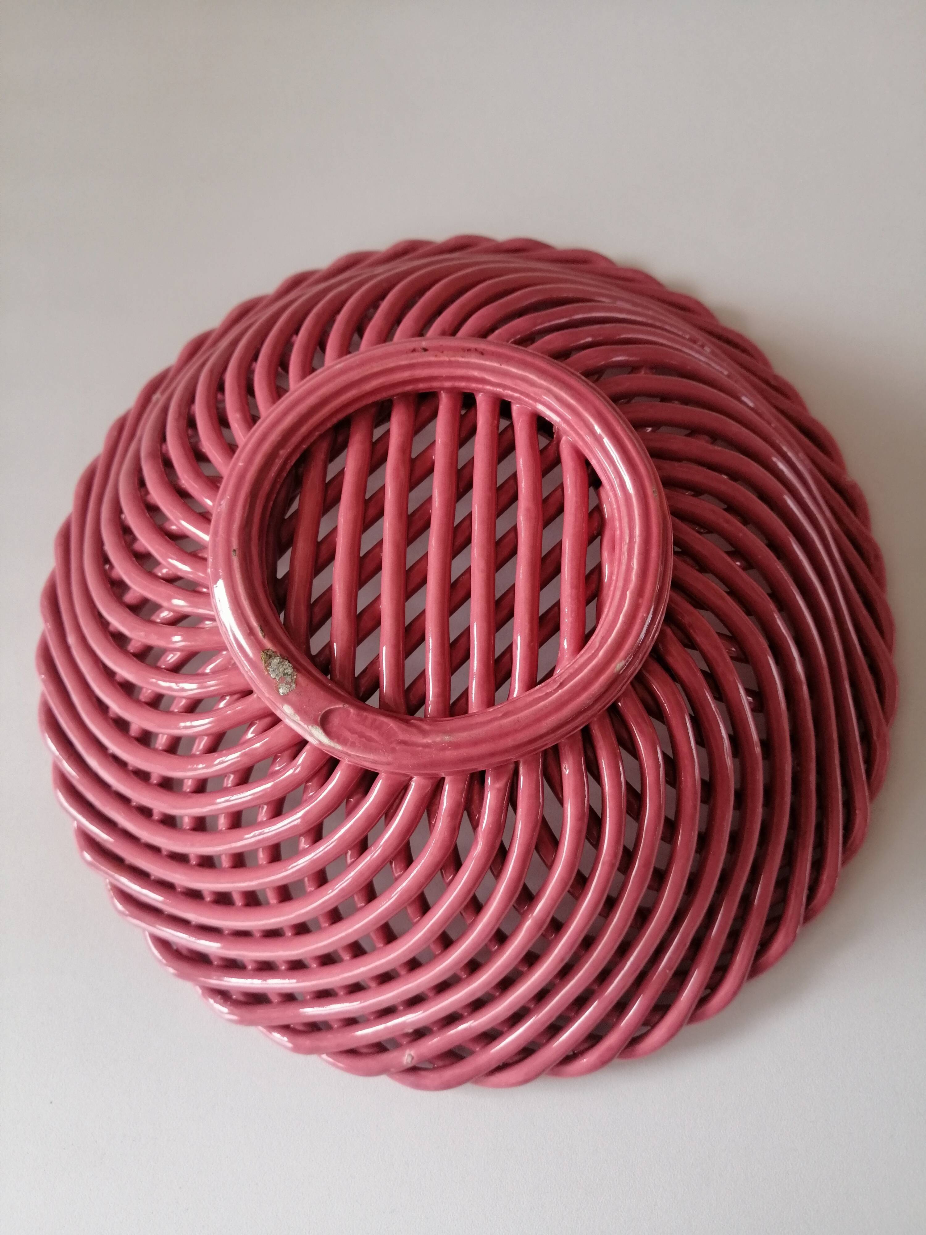 Trellis basket in pink ceramic