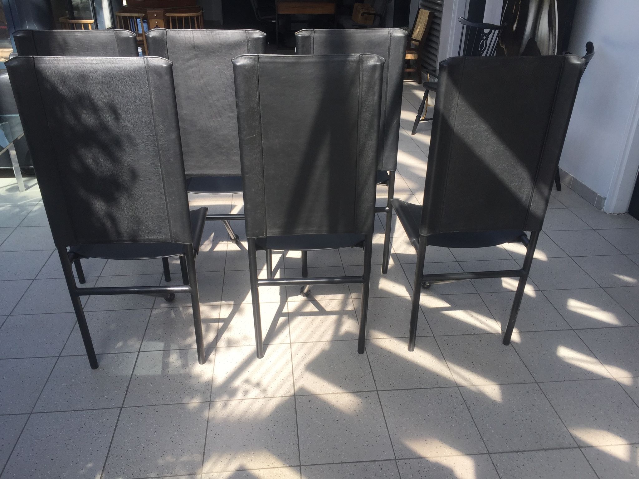 Set of 6 dining room chairs with tripod legs in grained leather and metal 1970