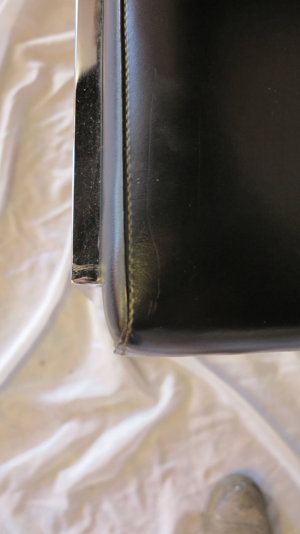 Chaise moderniste métal chromé et simili cuir noir