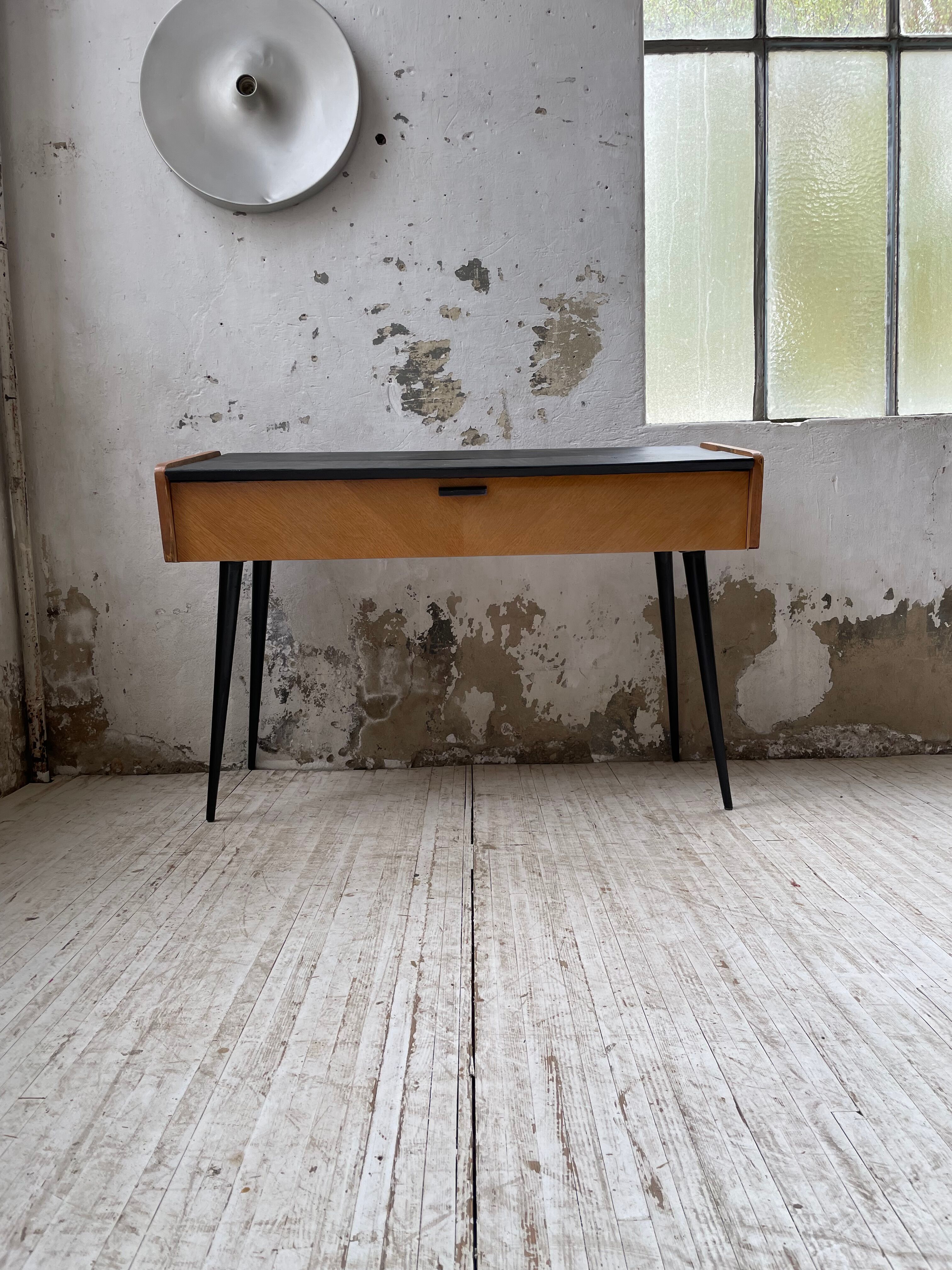 Console desktop feet compass 60s