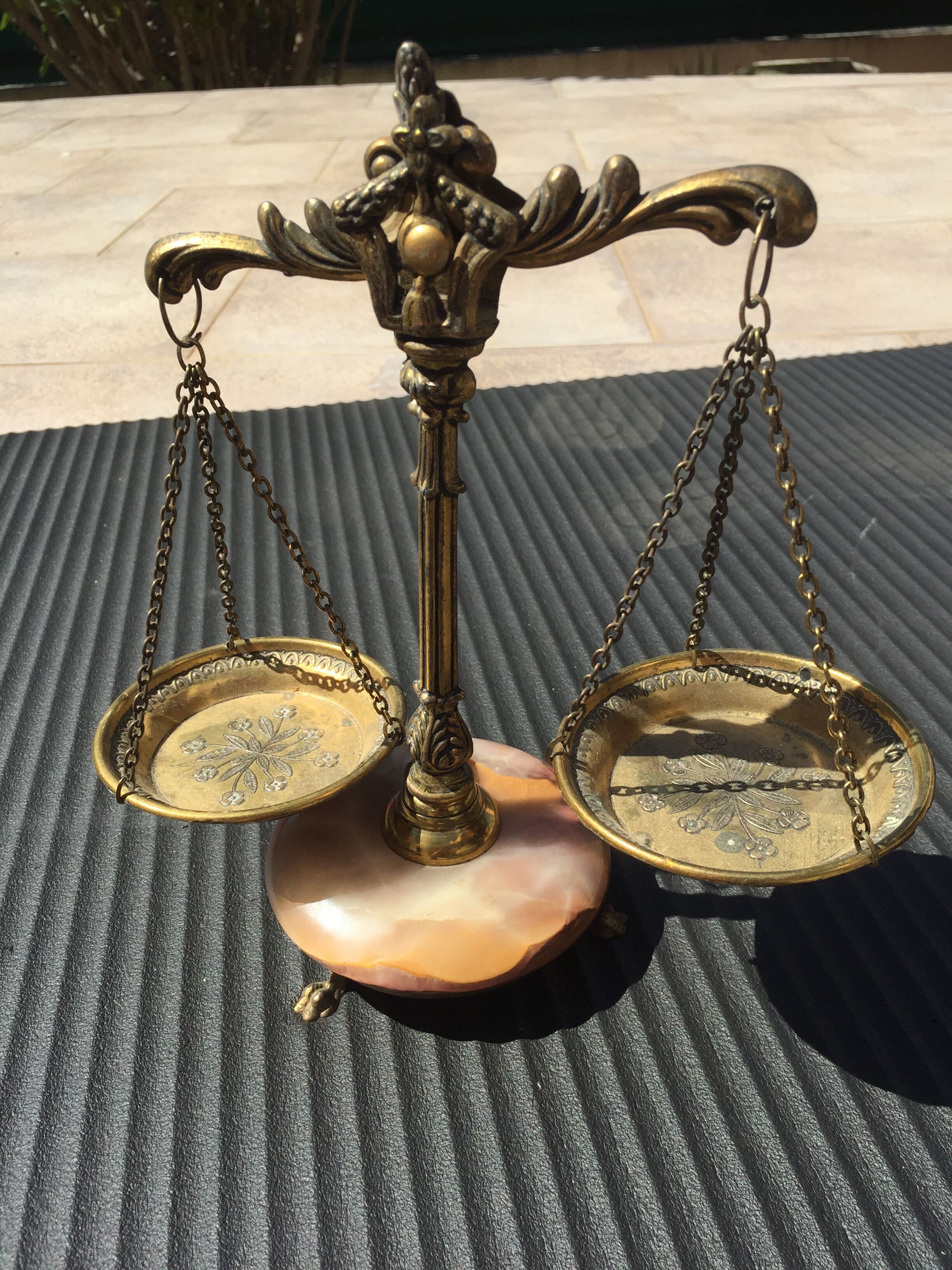 Decorative onyx scale - Justice