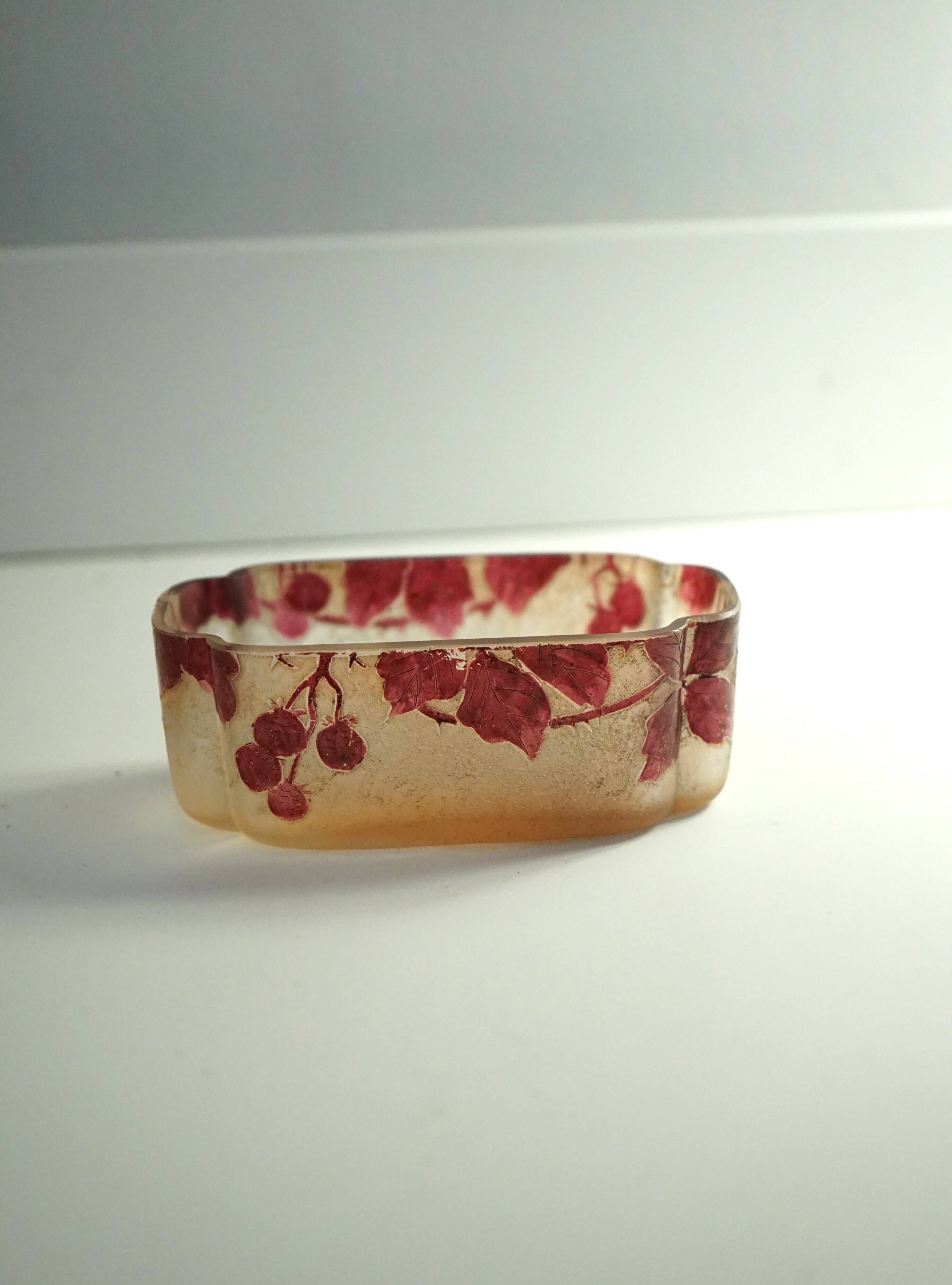 Legras Phoenician series ruby jardinière in multi-layered glass (1900 - 1910)