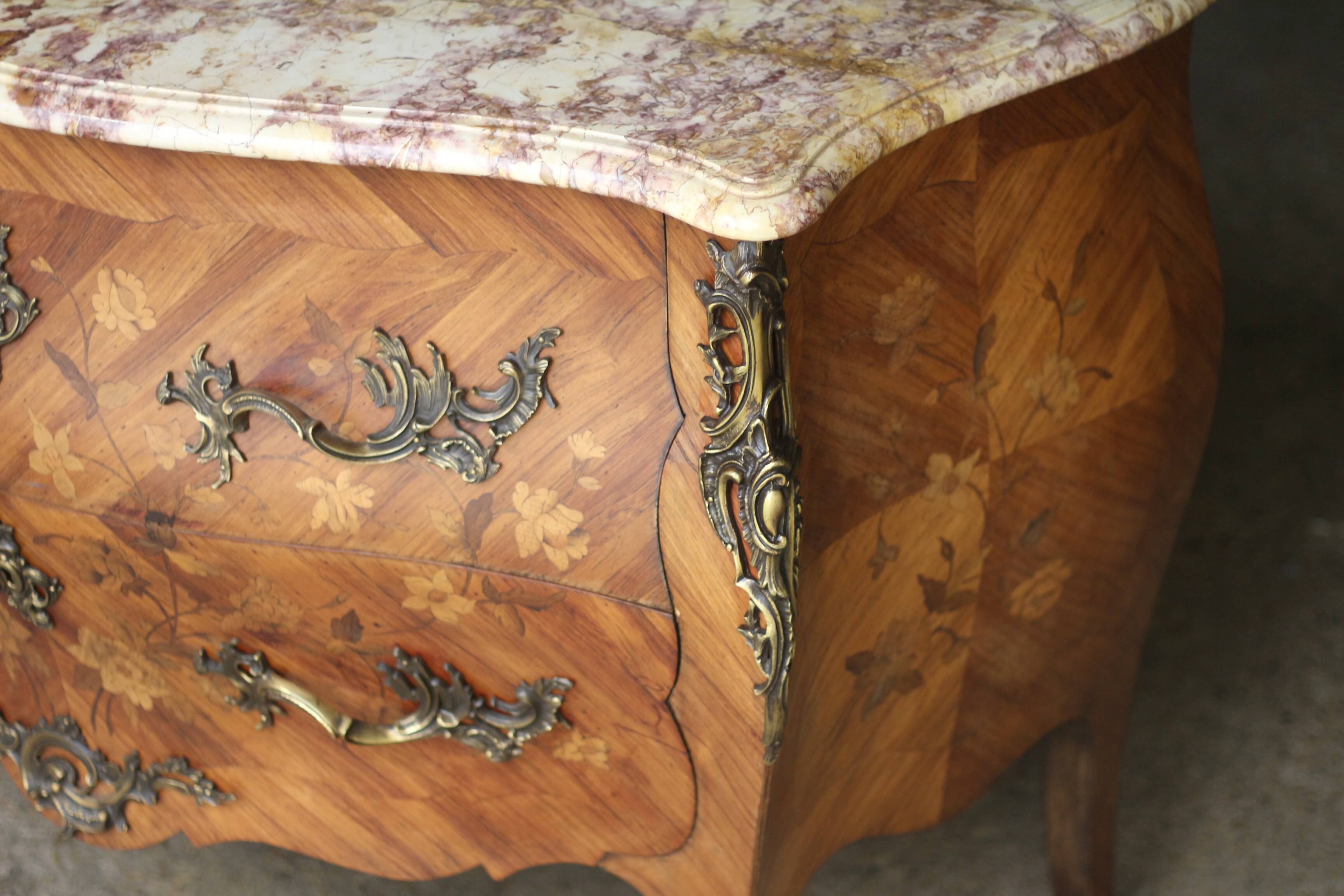 Louis XV style curved chest of drawers of very fine craftsmanship (Faubourg work)