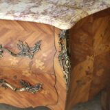 Louis XV style curved chest of drawers of very fine craftsmanship (Faubourg work)