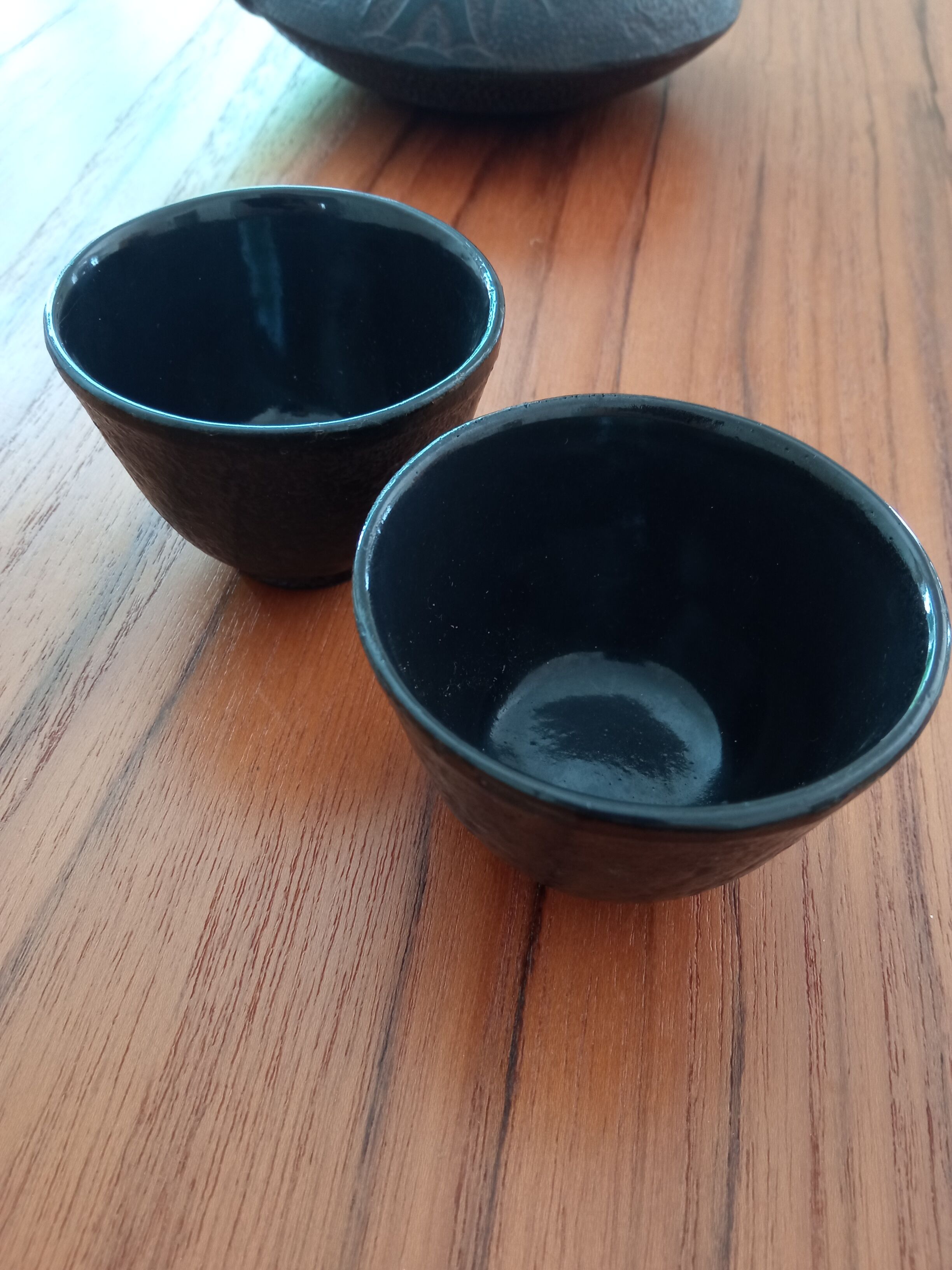 Théière japonaise en fonte tasses et soucoupes