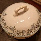 Old tureen of the faiencerie of Castres :Chevrefeuille