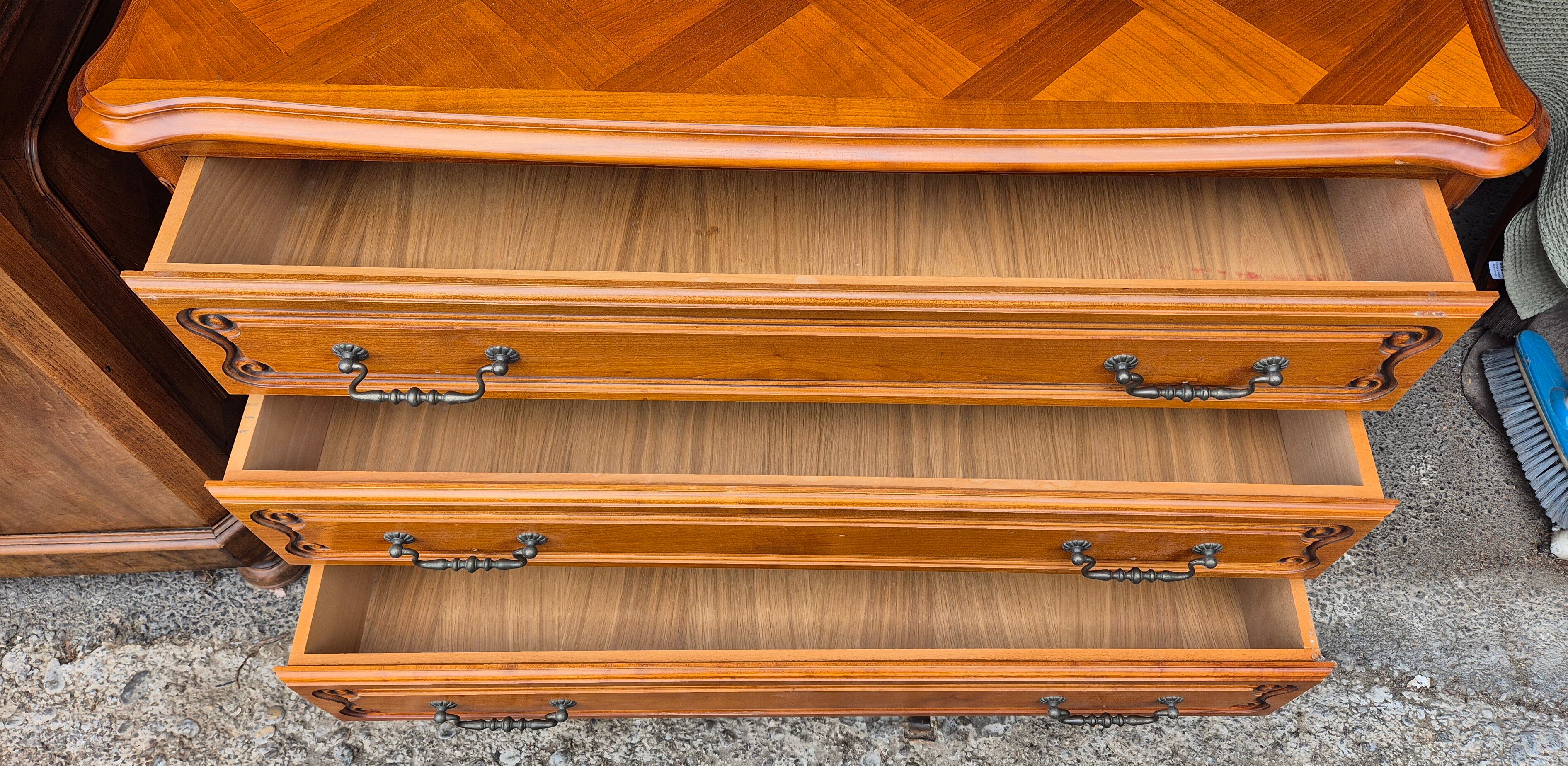 Chest of drawers with 3 drawers