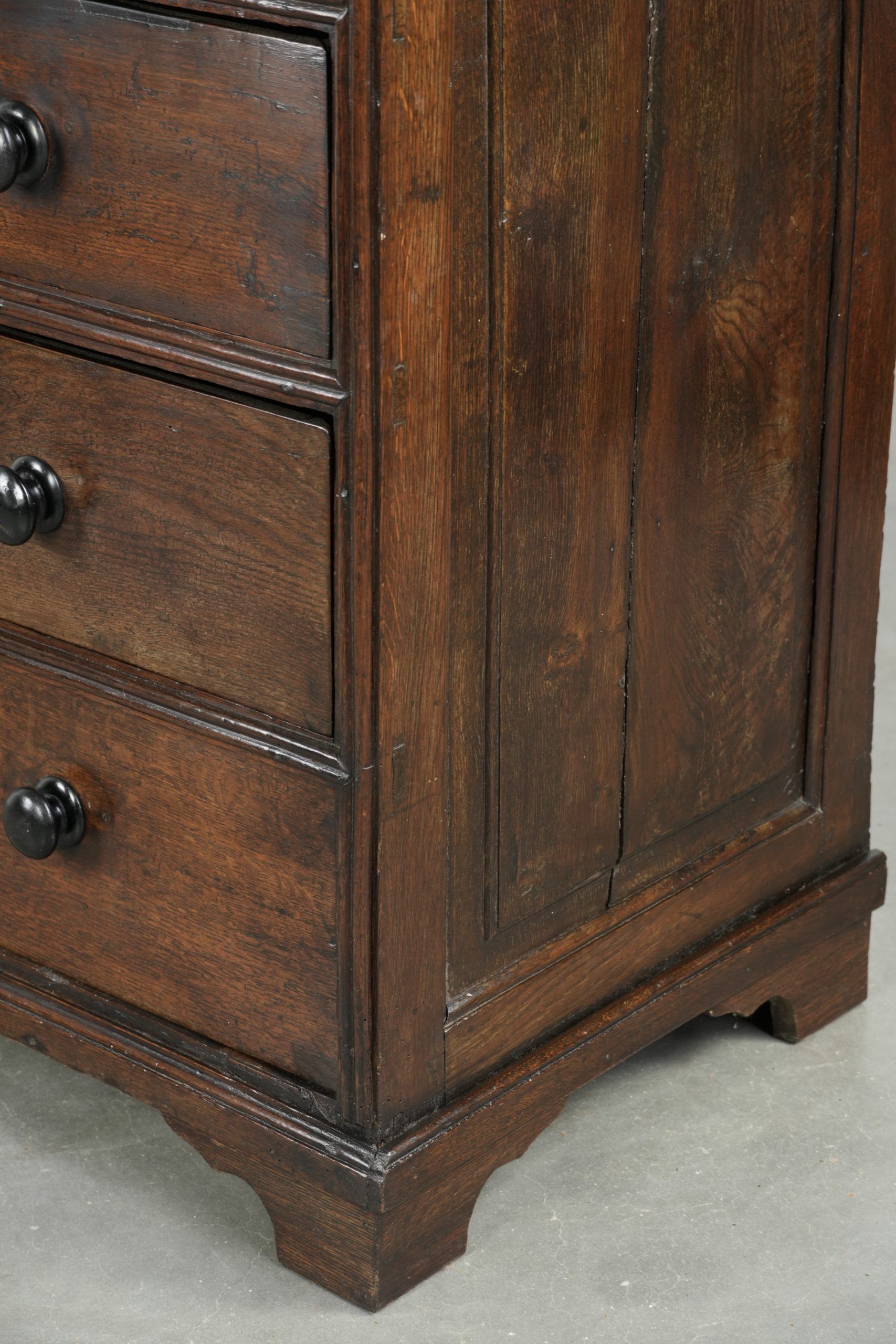 English antique oak chest of drawers / commode from the early 18th century