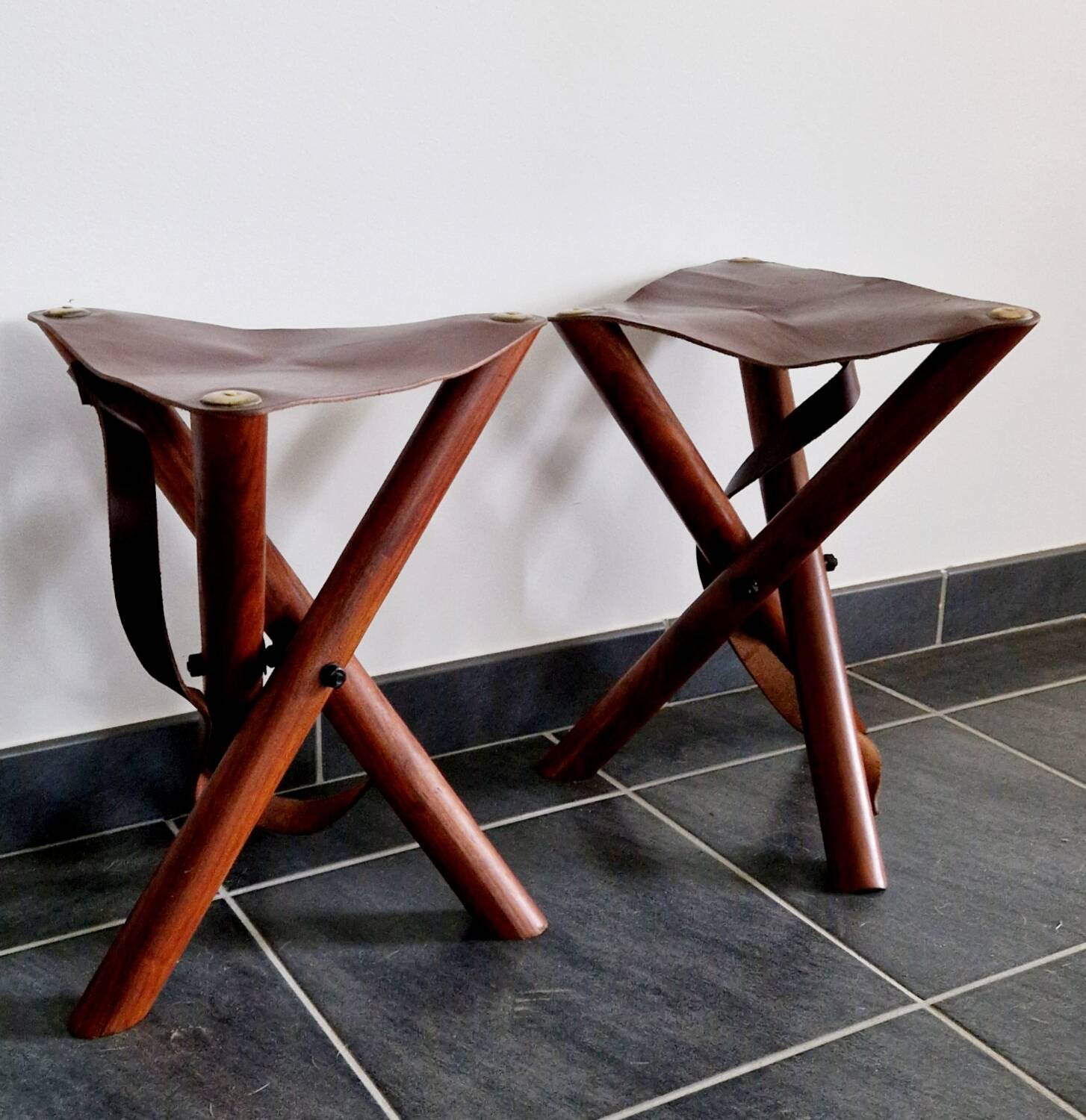 Ensemble de tabourets tripode teck et cuir