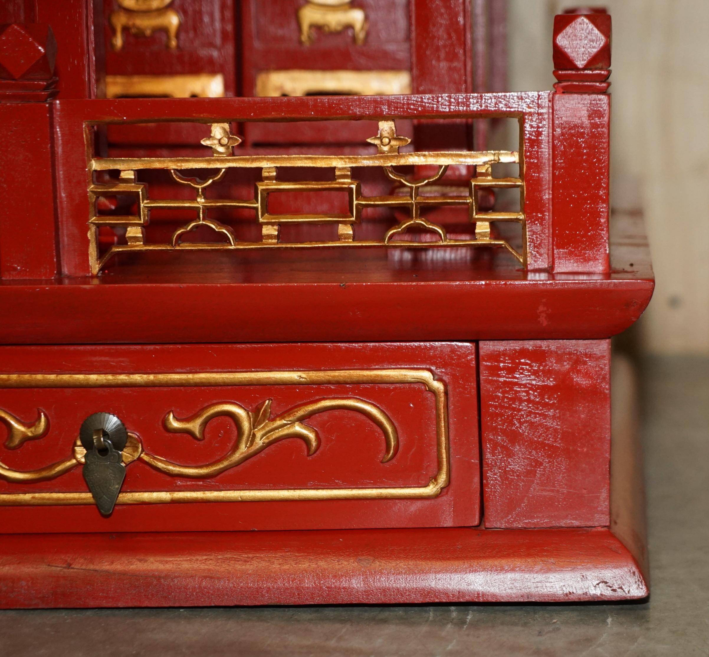 Armoire Chinoise Vintage à Toit Pagode, Très Décorative