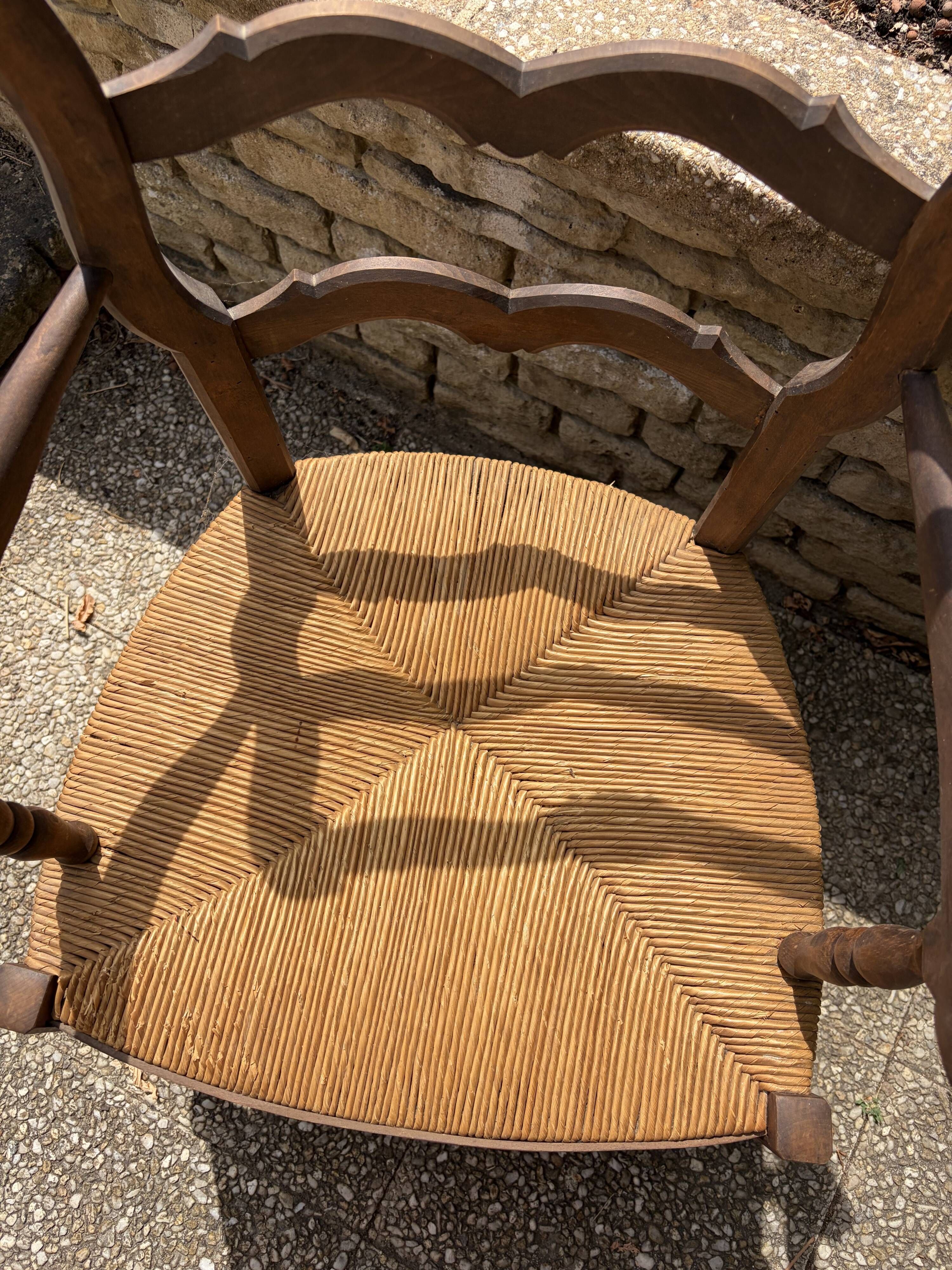 Antique Provençal armchair in wood with a straw seat.