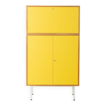 Buffet classique des années 1960, placage de chêne, Resopal jaune, pieds en acier blanc.