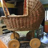 LEIPOLD wicker cradle on wheels and its bedding for dolls.