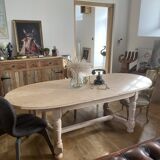 Oval table with integrated extension
