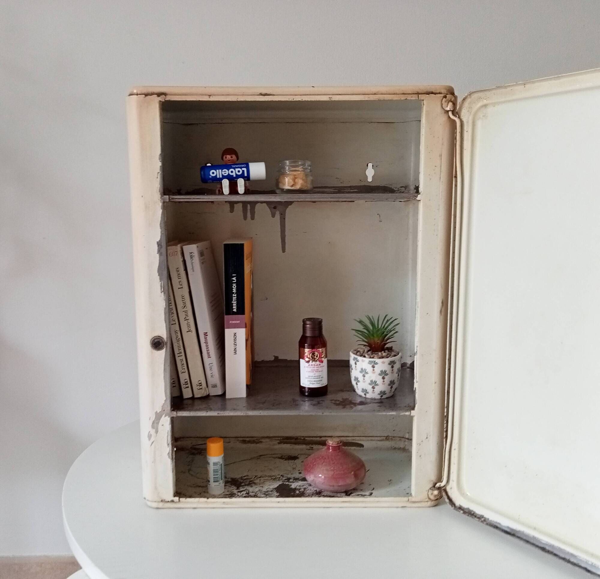Vintage metal medicine cabinet from the 50s/60s