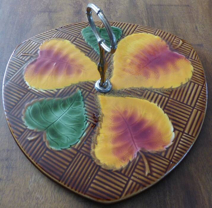 Sarreguemine brand cheese board no. 6158 in the shape of an apple