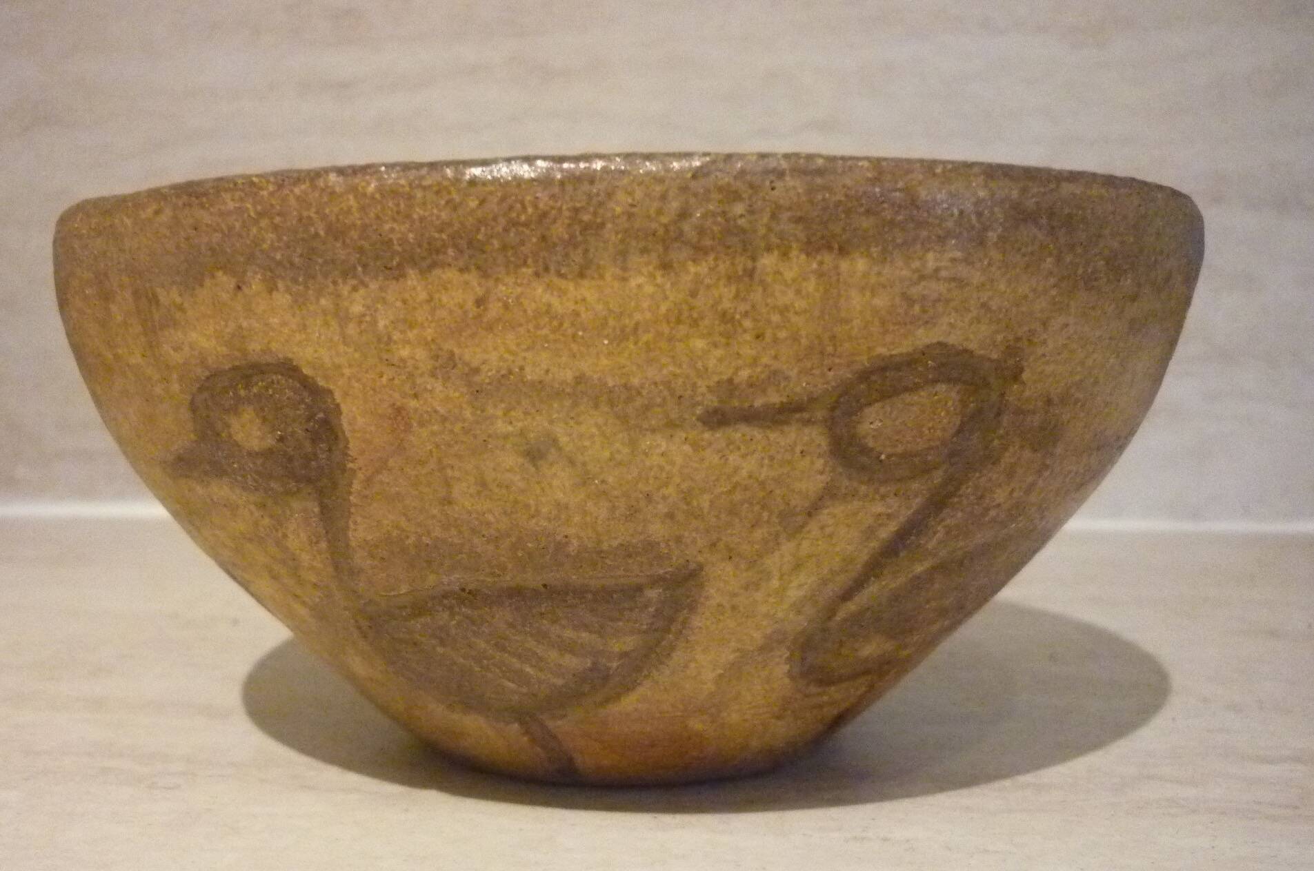 Chamotte clay bowl with bird decoration