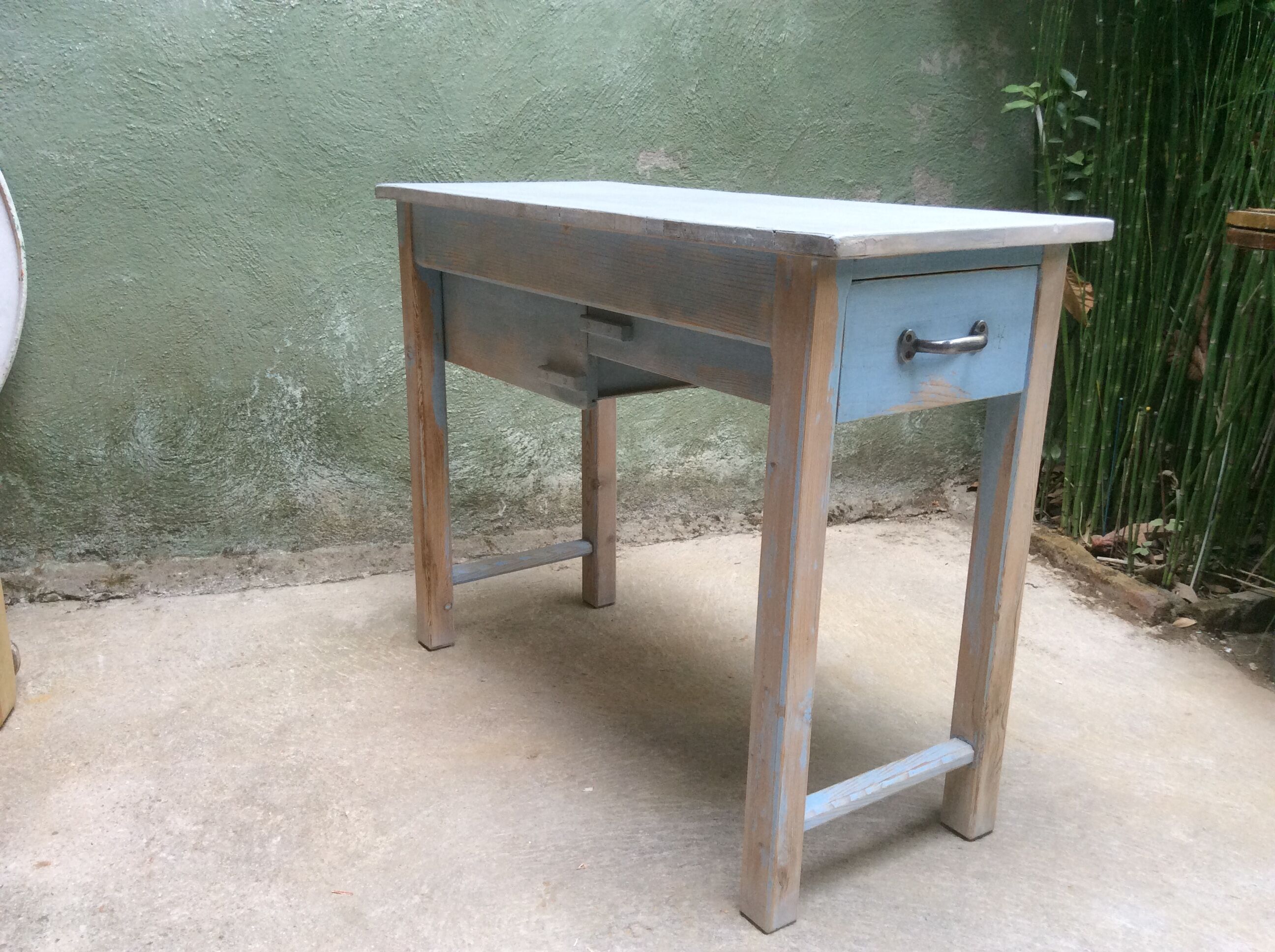 Small set-up with drawers