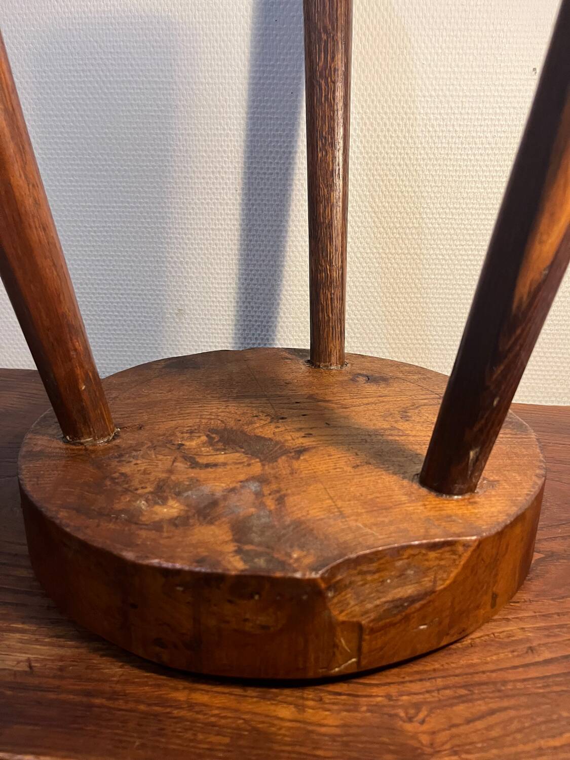 Tabouret tripode ancien fait main – Bois massif
