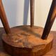 Tabouret tripode ancien fait main – Bois massif