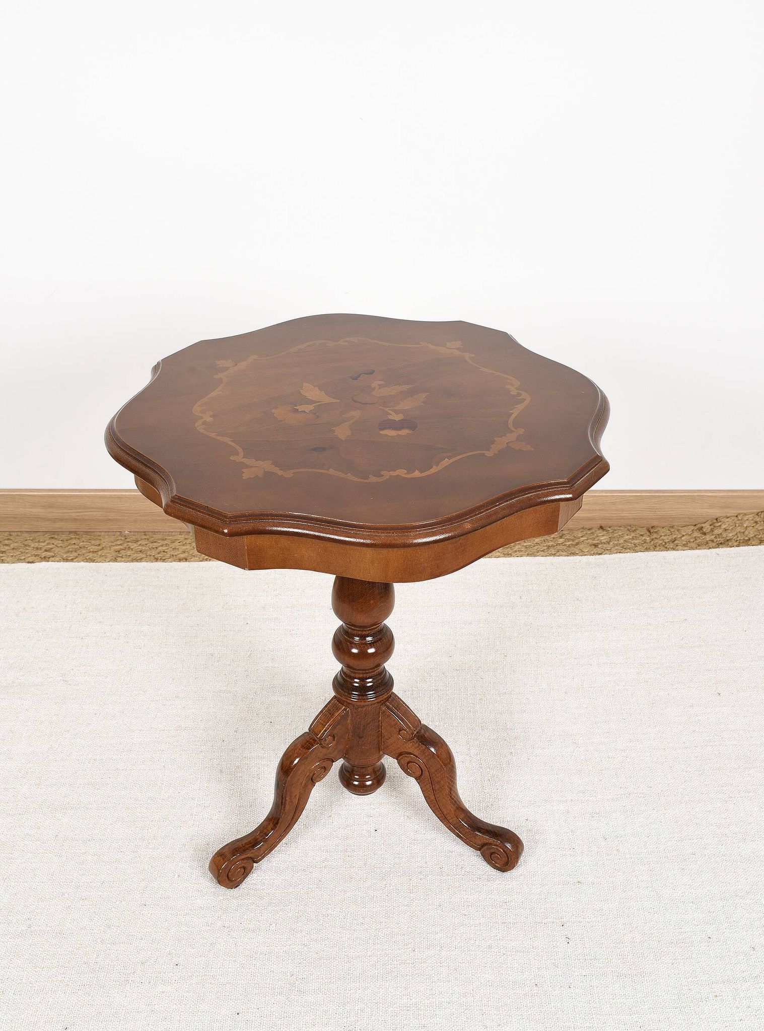 Guéridon ou table d'appoint, pieds en bois sculpté, placage incrusté sur le plateau.