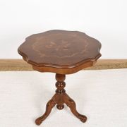 Guéridon ou table d'appoint, pieds en bois sculpté, placage incrusté sur le plateau.