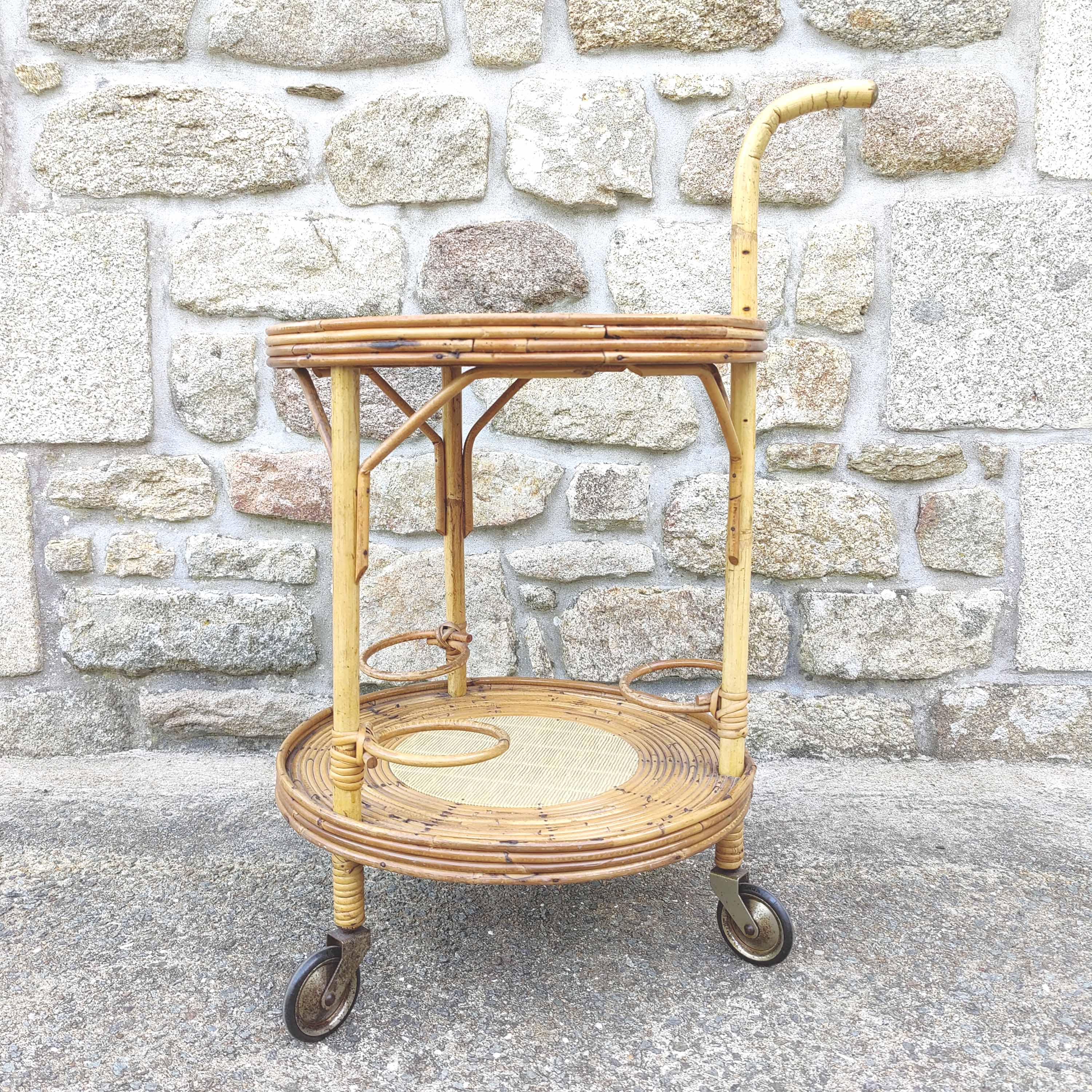 Round dessert bar in rattan and vinyl braided straw way