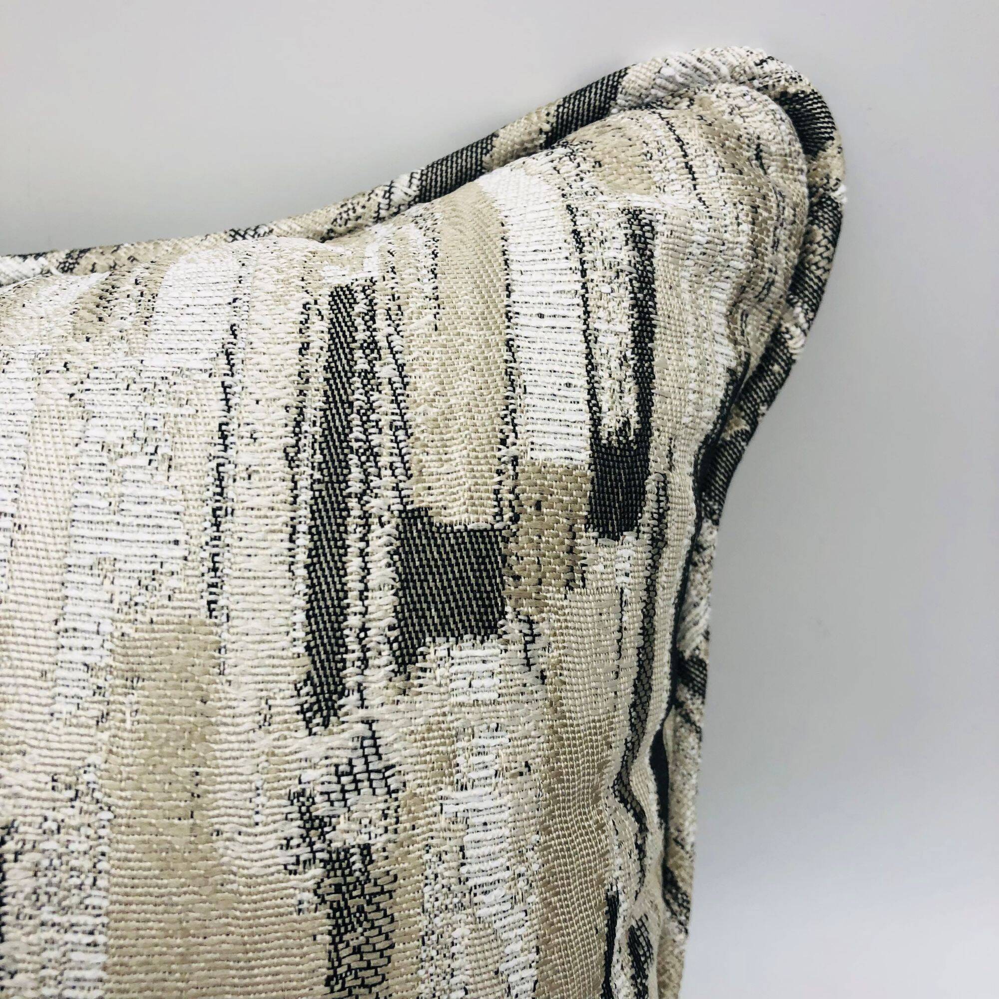 Square cushion, cover and insert. 50 x 50 cm. Piped edges