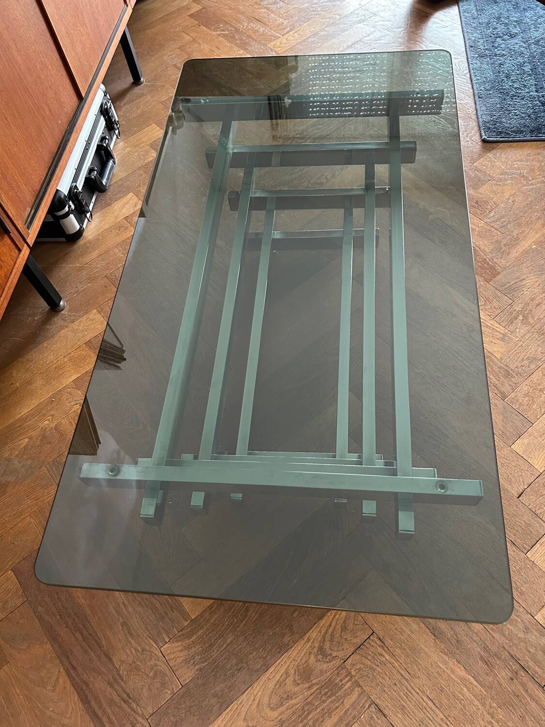 70s design coffee table in rectangular glass with chrome legs.