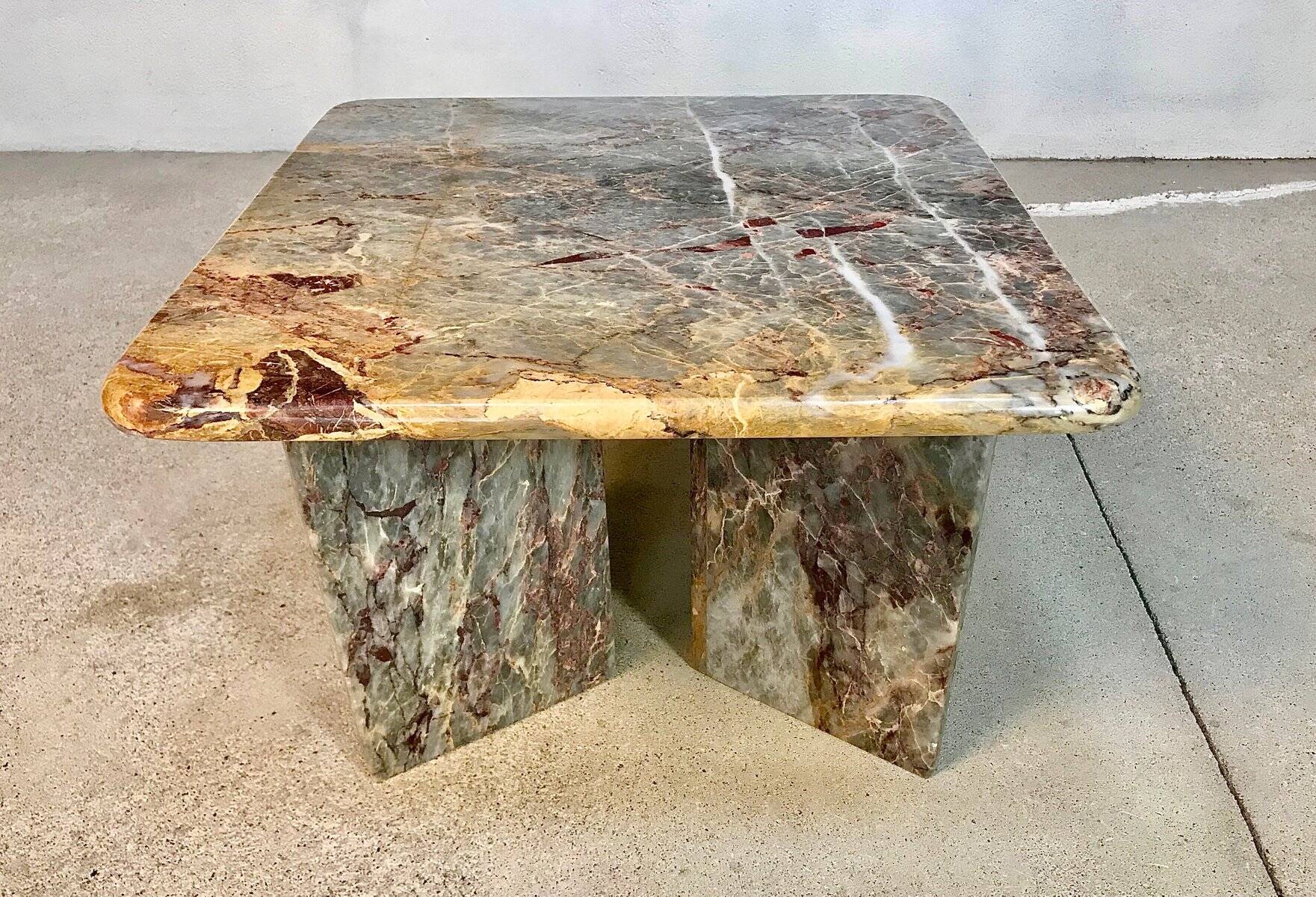 Table d'appoint ou table basse en marbre multicolore, Italie, années 1970