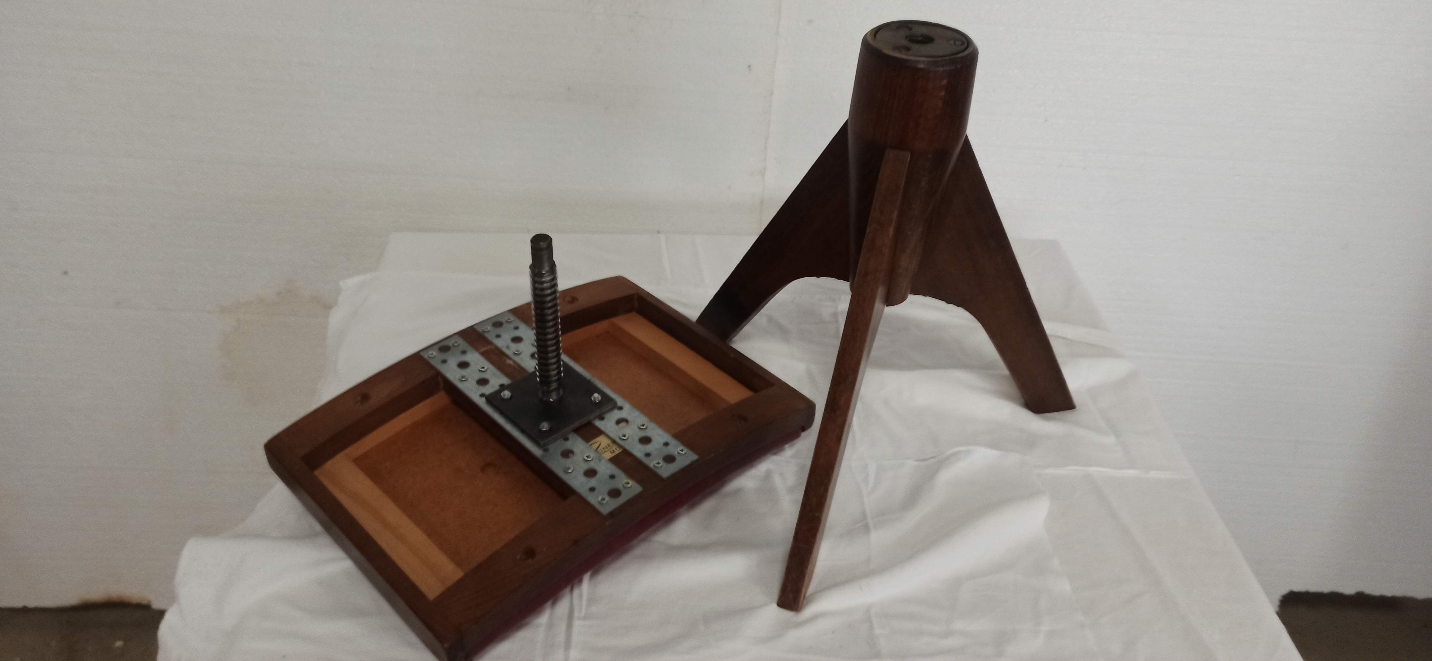 Reiner modell piano stool tripod